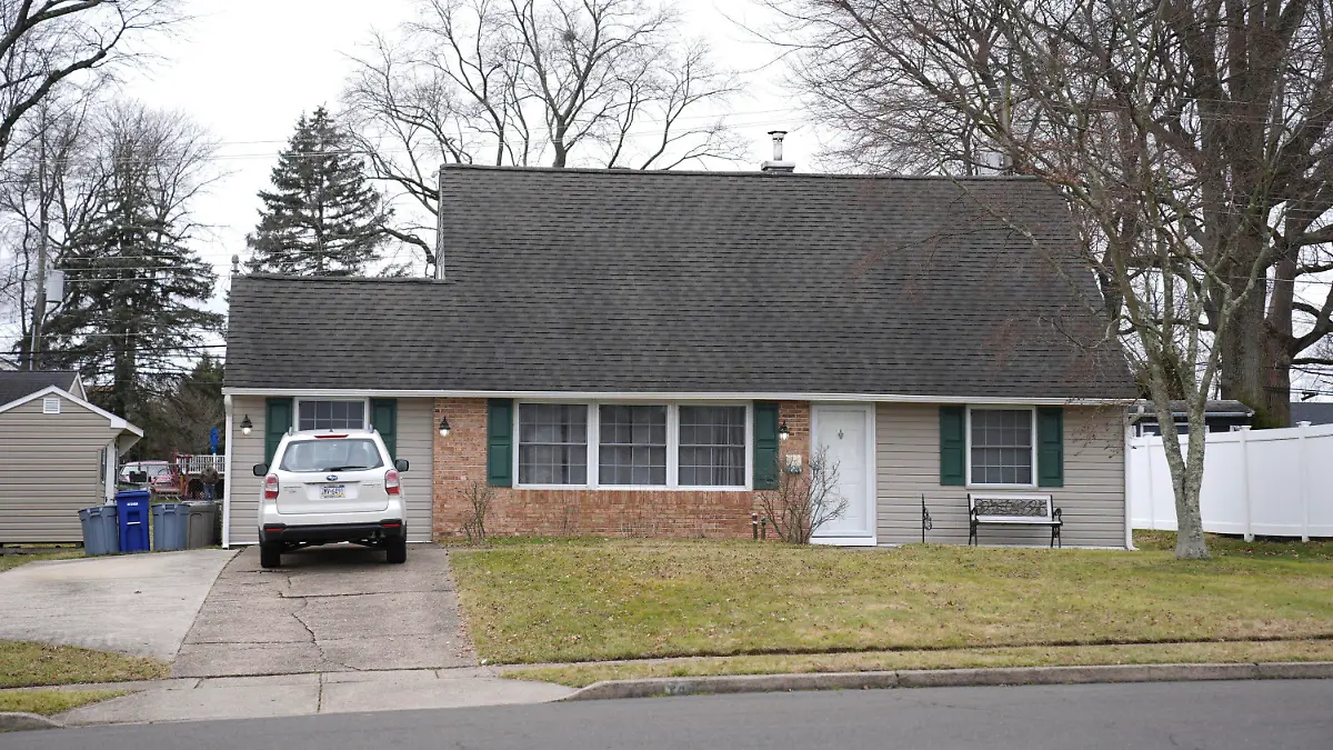 31.01.2024, USA, Levittown: Ein Fahrzeug ist in der Einfahrt eines Hauses geparkt, das Schauplatz eines Mordes war. Ein Mann soll im US-Bundesstaat Pennsylvania seinen Vater ermordet und danach ein brutales Video mit dem abgetrennten Kopf des Opfers ins Internet gestellt haben. Wie aus einer Mitteilung der zuständigen Strafverfolgungsbehörde hervorgeht, ereignete sich die Tat am Dienstagabend (Ortszeit) in der Stadt Levittown, rund 40 Minuten Autofahrt von Philadelphia entfernt. Am frühen Mittwochmorgen (Ortszeit) nahm die Polizei den 32 Jahre alten Verdächtigen fest. Foto: Matt Rourke/AP +++ dpa-Bildfunk +++