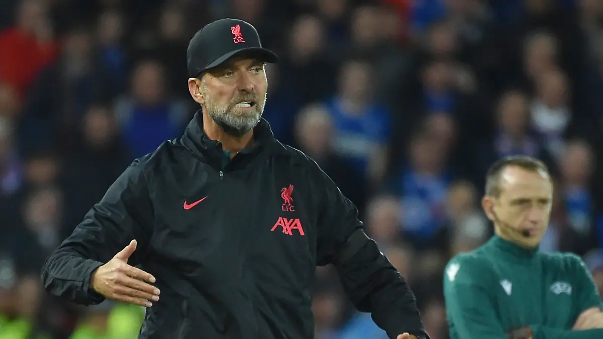 04.10.2022, Großbritannien, Liverpool: Fußball: Champions League, FC Liverpool - Glasgow Rangers, Gruppenphase, Gruppe A, 3. Spieltag im Anfield Stadion: Jürgen Klopp, Trainer des FC Liverpool, gestikuliert während des Spiels. (zu dpa: «Liverpool-Krise: Klopp sieht keine Parallelen zu Mainz und Dortmund») Foto: Rui Vieira/AP/dpa +++ dpa-Bildfunk +++