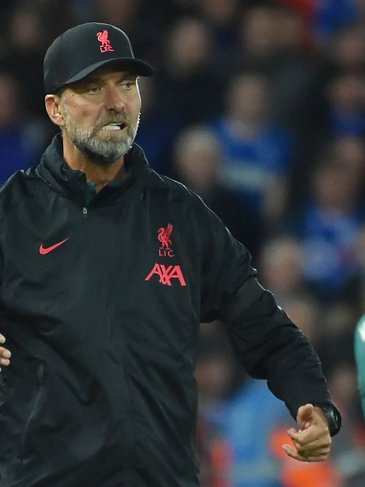 04.10.2022, Großbritannien, Liverpool: Fußball: Champions League, FC Liverpool - Glasgow Rangers, Gruppenphase, Gruppe A, 3. Spieltag im Anfield Stadion: Jürgen Klopp, Trainer des FC Liverpool, gestikuliert während des Spiels. (zu dpa: «Liverpool-Krise: Klopp sieht keine Parallelen zu Mainz und Dortmund») Foto: Rui Vieira/AP/dpa +++ dpa-Bildfunk +++