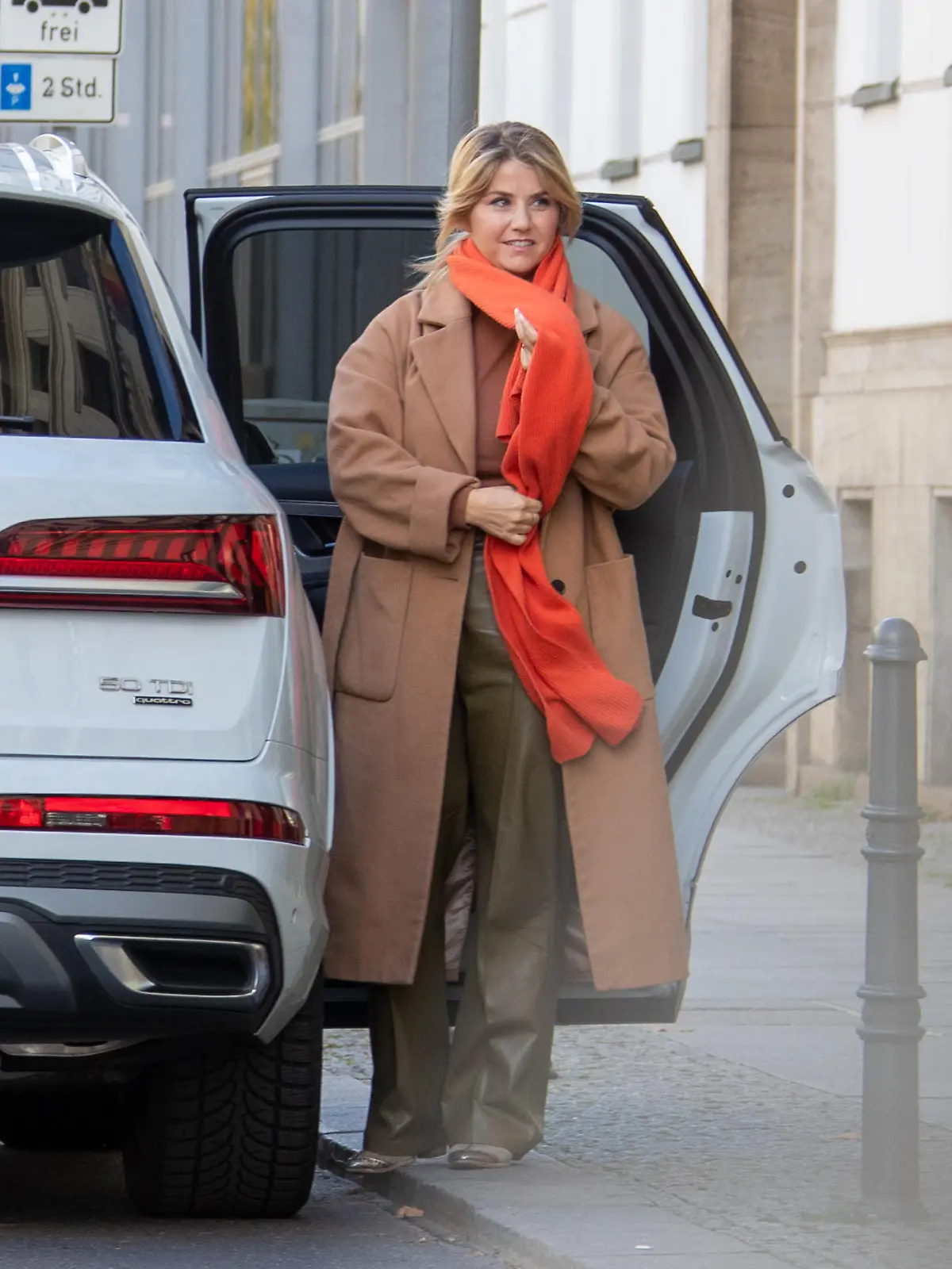 SONDERKONDITIONEN: MINDESTHONORAR: EXCLUSIVE: Swiss singer Beatrice Egli and an unidentified male arrive at a hotel in Berlin-Mitte.
Pictured: Beatrice Egli
Ref: SPL5492221 091022 EXCLUSIVE
Picture by: SplashNews.com
Splash News and Pictures
USA: +1 310-525-5808
London: +44 (0)20 8126 1009
Berlin: +49 175 3764 166
photodesk@splashnews.com
World Rights
