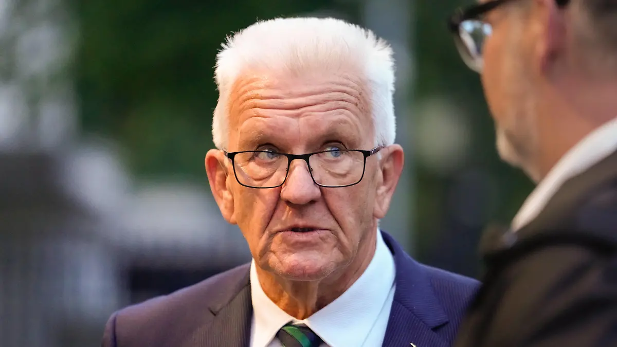 Ministerpraesidentenkonferenz der Laender MPK Aktuell, 28.09.2022, Berlin, Ministerpraesident Winfried Kretschmann B90/ Die Gruenen von Baden-Wuerttemberg im Portrait bei verlassen der Landesvertretung Nordrhein-Westfalen in Berlin im Anschluss an die Konferenz der Regierungschefinnen und Regierungschefs der Laender Berlin Berlin Deutschland *** Ministerpraesidentenkonferenz der Laender MPK News, 28 09 2022, Berlin, State Premier Winfried Kretschmann B90 The Greens of Baden Wuerttemberg in portrait at leave the State Representation of North Rhine Westphalia in Berlin following the conference of heads of government of the states Berlin Berlin Germany