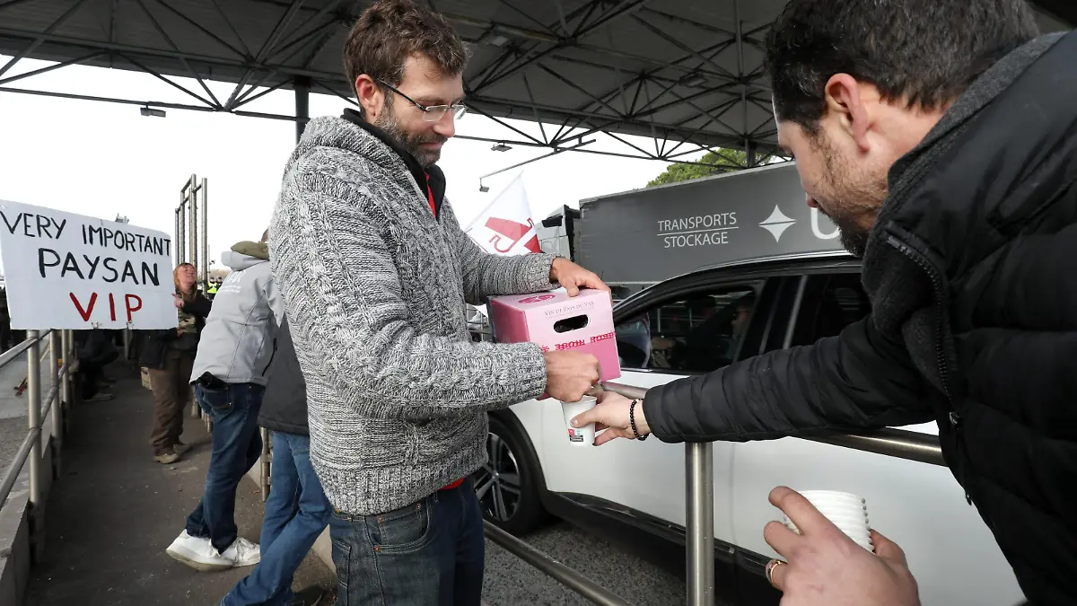 ©PHOTOPQR/NICE MATIN/Philipe Arnassan ; Frejus ; 01/02/2024 ; manif des agriculteurs sur l'autoroute A8 entre puget sur argens et frejus distribution de vin du var - French farmers’ protest continue France feb 1st, 2024 A8 high speed motorway, farmers are offering some wine