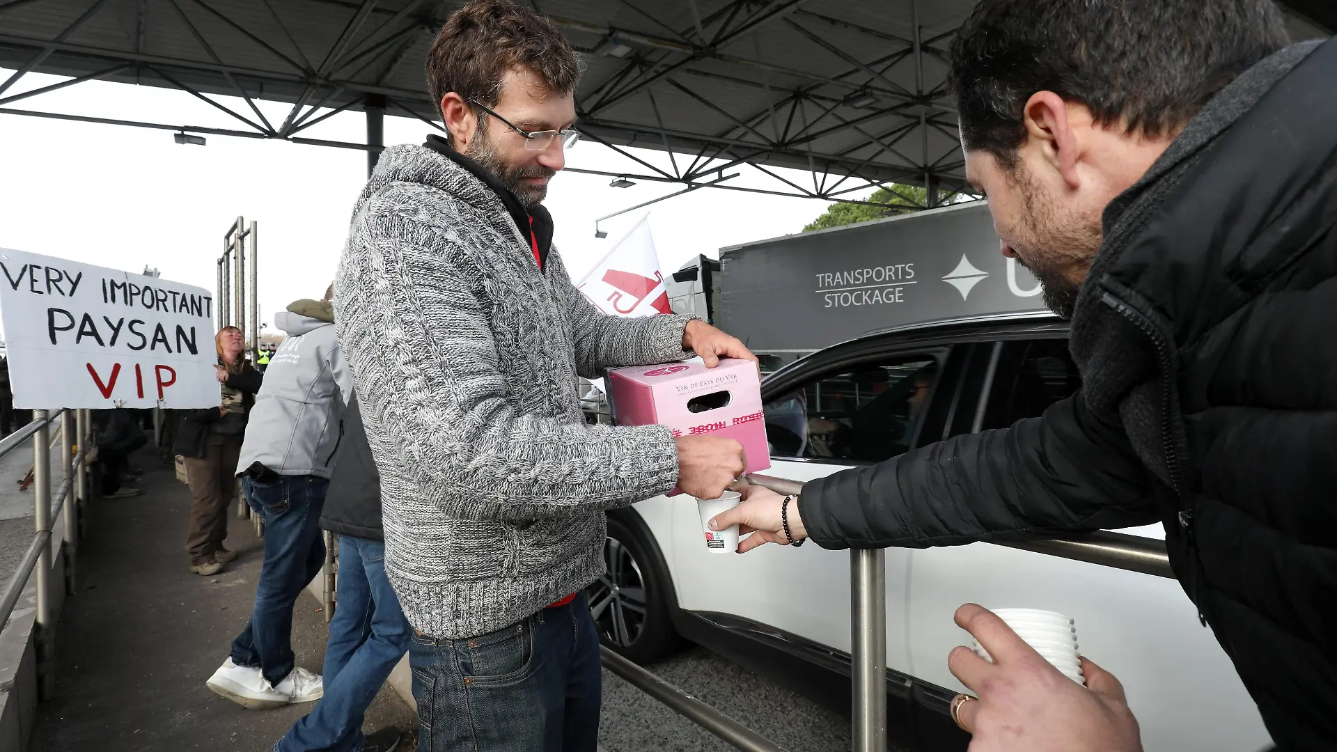 ©PHOTOPQR/NICE MATIN/Philipe Arnassan ; Frejus ; 01/02/2024 ; manif des agriculteurs sur l'autoroute A8 entre puget sur argens et frejus distribution de vin du var - French farmers’ protest continue France feb 1st, 2024 A8 high speed motorway, farmers are offering some wine
