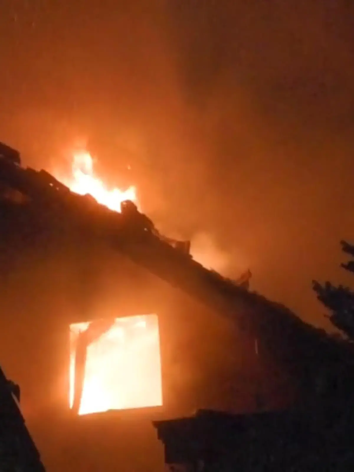 Heftige Explosion am Montagabend im hessischen Lauterbach: Die Wände einer Doppelhaushälfte zerbersten, das Gebäude steht sofort in Flammen. Beide Hälften sind nach dem Brand einsturzgefährdet und nicht mehr bewohnbar. Vor der Explosion soll es laut Polizei Osthessen zu einem Streit zwischen dem Paar, das eine Doppelhaushälfte bewohnt, gekommen sein.