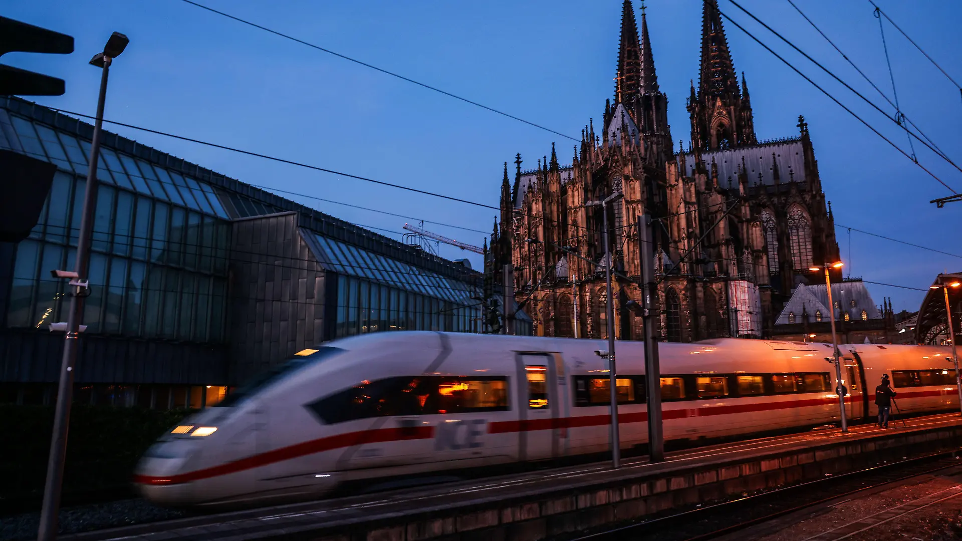 29.01.2024, Nordrhein-Westfalen, Köln: Ein ICE fährt vor dem Kölner Dom aus dem Hauptbahnhof. Die Lokführergewerkschaft GDL hat ihren mehrtägigen Streik im Personenverkehr der Deutschen Bahn vorzeitig beendet. Ab Betriebsstart will die Bahn nun wieder den normalen Fahrplan anwenden. Foto: Oliver Berg/dpa +++ dpa-Bildfunk +++