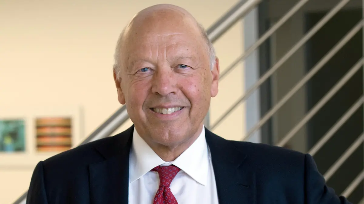 Der deutsche Unternehmer Theo Müller sen. lächelt am 15.04.2014 in Leppersdorf bei Dresden (Sachsen). Foto: Arno Burgi/dpa