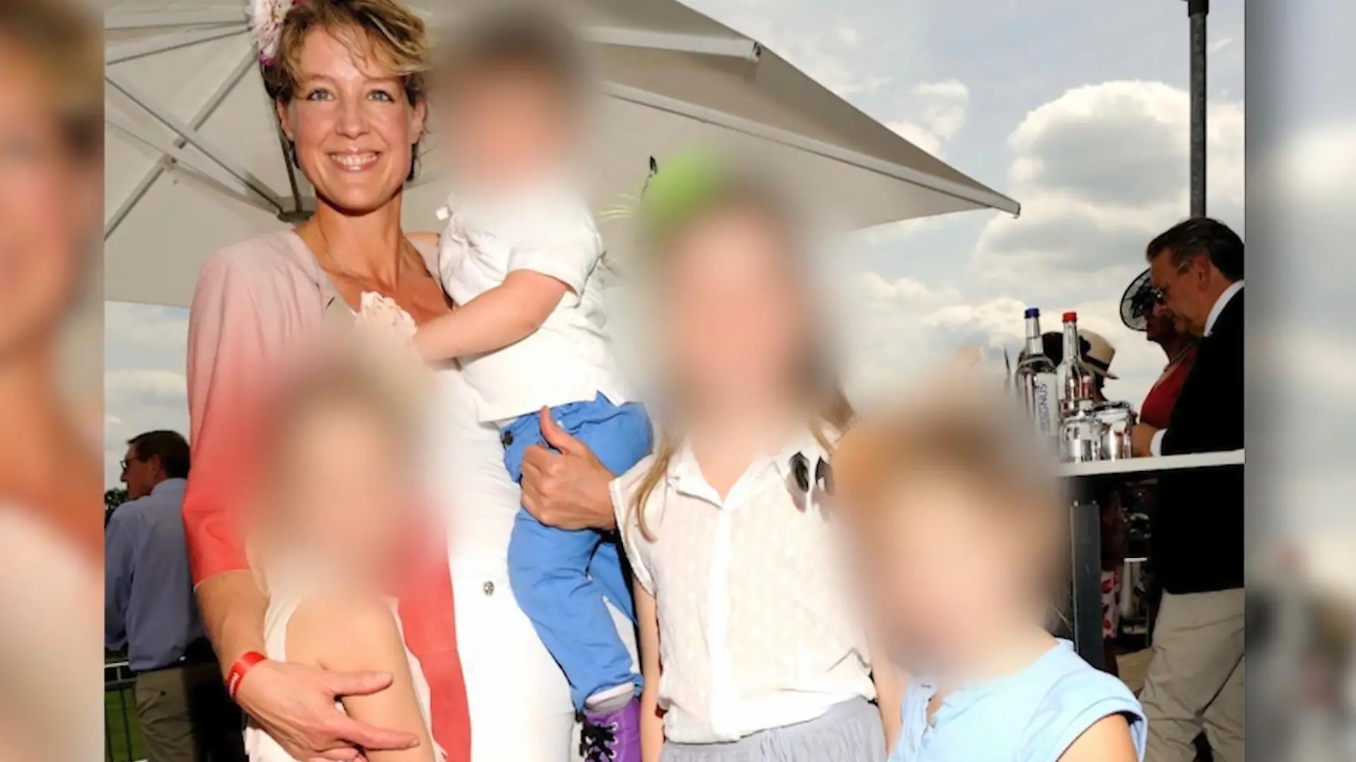 Christina Block mit ihren vier Kindern