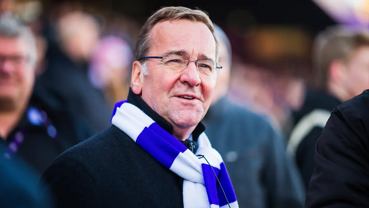 27.01.2024 - Fußball, 2023/2024, 1. Bundesliga, 19. Spieltag, VfL Osnabrück - SC Paderborn 07: Boris Ludwig Pistorius Bundesminister der Verteidigung, Verteidigungsminister mit Fanschal DFL REGULATIONS PROHIBIT ANY USE OF PHOTOGRAPHS AS IMAGE SEQUENCES AND/OR QUASI-VIDEO. *** 27 01 2024 Soccer, 2023 2024, 1 Bundesliga, Matchday 19, VfL Osnabrück SC Paderborn 07 Boris Ludwig Pistorius Federal Minister of Defense, Minister of Defense with fan scarf DFL REGULATIONS PROHIBIT ANY USE OF PHOTOGRAPHS AS IMAGE SEQUENCES AND OR QUASI VIDEO