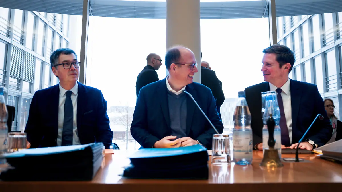 Sitzung des Haushaltsausschuss im Deutschen Bundestag Prof. Dr. Helge Braun, CDU/CSU Vorsitzender und Auftaktbilder und Dr. Florian Toncar, MdB Parlamentarischer Staatssekretaer Finanzministerium bei Eroeffnung der Sitzung zum Haushaltsausschuss des Deutschen Bundestag in Berlin, 18.01.2024 Berlin Berlin Deutschland *** Meeting of the Budget Committee in the German Bundestag Prof Dr Helge Braun, CDU CSU Chairman and opening pictures and Dr Florian Toncar, MdB Parliamentary State Secretary of the Ministry of Finance at the opening of the meeting of the Budget Committee of the German Bundestag in Berlin, 18 01 2024 Berlin Berlin Germany