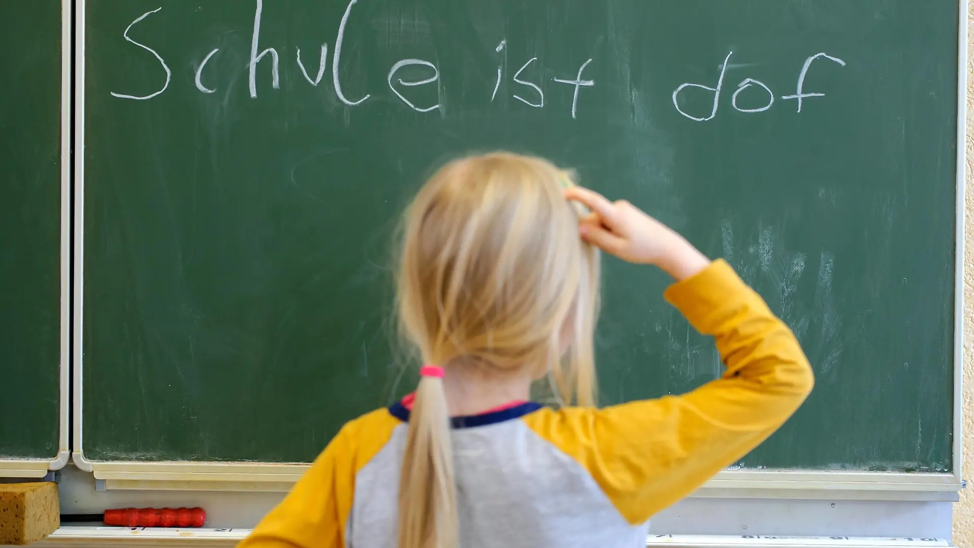 Ein Schulkind steht nachdenklich vor einer Schultafel, auf welcher Schule ist dof steht, aufgenommen am 19.01.2015 in Dresden.
a Schoolchild is contemplative before a Schultafel on which School is dof is Date at 19 01 2015 in Dresden