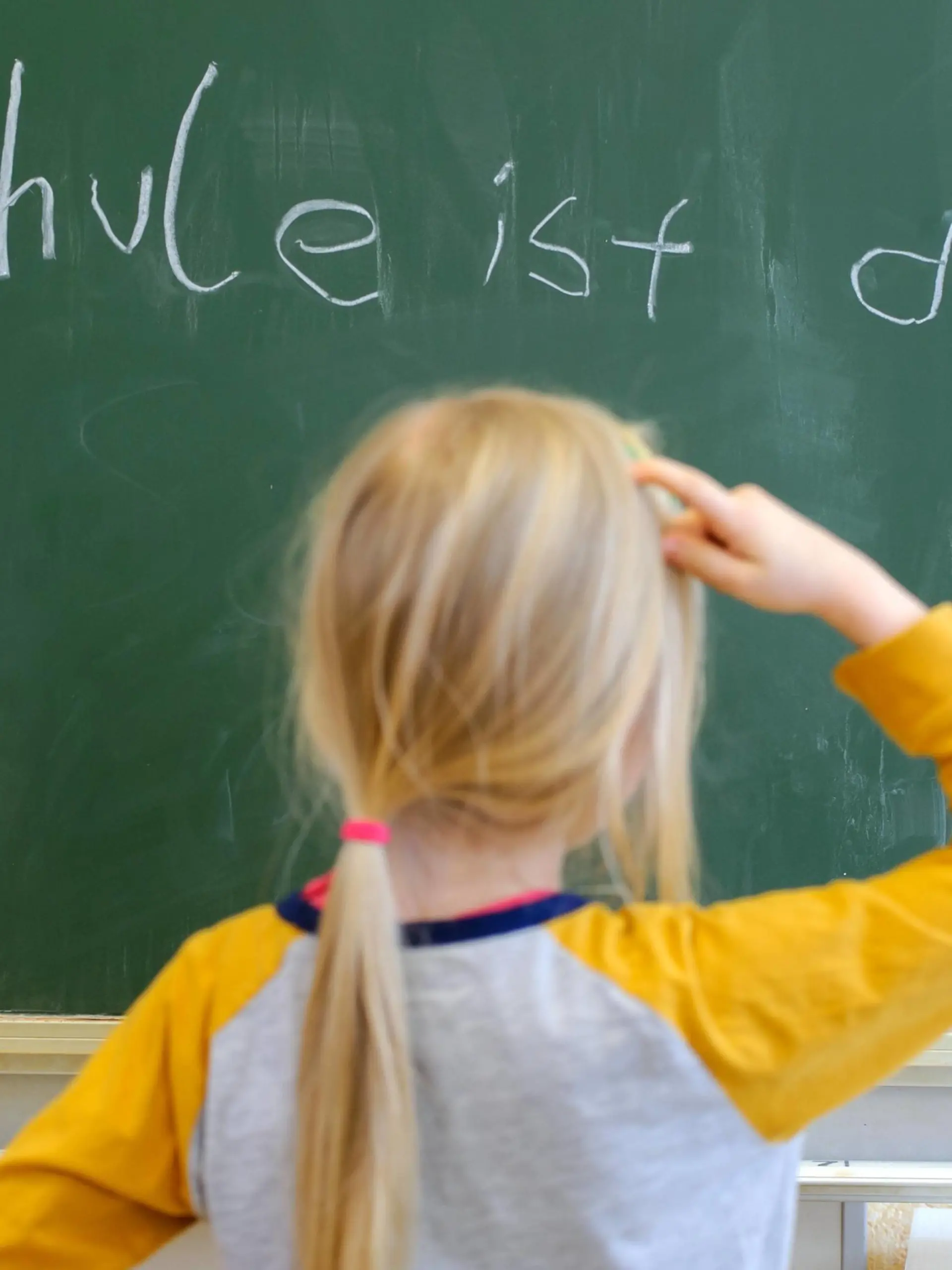 Ein Schulkind steht nachdenklich vor einer Schultafel, auf welcher Schule ist dof steht, aufgenommen am 19.01.2015 in Dresden.

a Schoolchild is contemplative before a Schultafel on which School is dof is Date at 19 01 2015 in Dresden