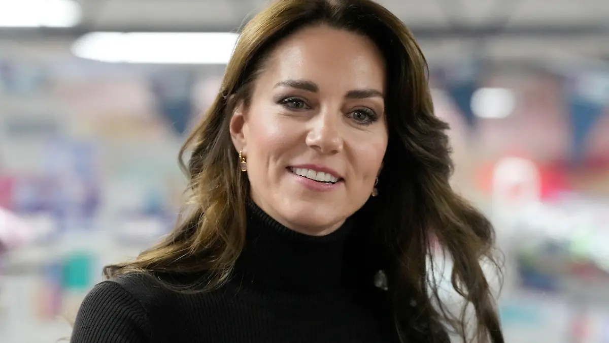 ARCHIV - 24.11.2023, Großbritannien, London: Kate, Prinzessin von Wales, lächelt bei ihrem Besuch in Sebby's Corner. (zu dpa-Korr «Die erkrankte Prinzessin: Warum Kate für die Royals so wichtig ist») Foto: Frank Augstein/Pool AP/dpa +++ dpa-Bildfunk +++