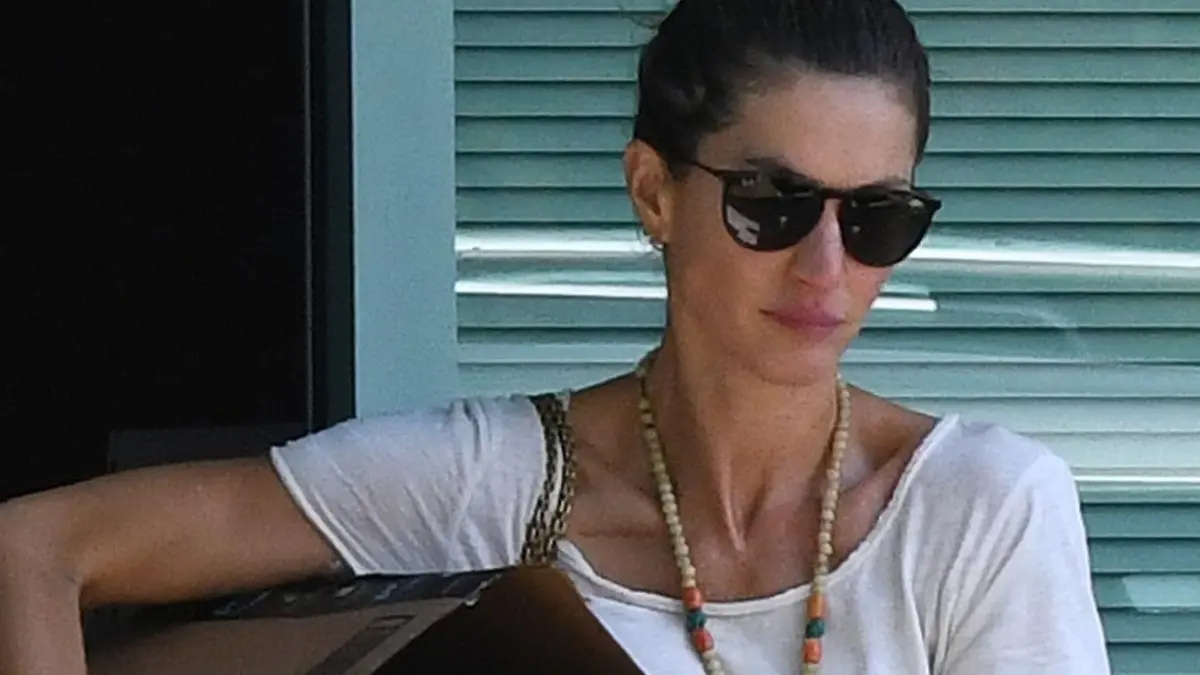 SONDERKONDITIONEN: MINDESTHONORAR: Miami, FL - *PREMIUM-EXCLUSIVE* - Gisele Bundchen visits spiritual HEALER, Dr Ewa AGAIN amid ongoing feud with Tom Brady. Gisele, wearing a t shirt, loose green joggers, a prayer necklace was seen seeking some spiritual intervention on Friday. The model appeared a bit downcast as she walked out carrying an amazon box after visiting with Dr Ewa, a spiritual healer who empowers "patients to understand their bodies and discover the gentle power of the healing arts. A practitioner of Ayurvedic Medicine, Dr Ewa also uses alternative methods, such as Thai Medical, Cranio-Sacral Therapy, Myofascial Therapy, Oriental Medicine Therapy as cupping, guasha, Body Logic, Chromotherapy, Biological Light Therapy, Sound Therapy, Light Therapy, for ongoing treatment according to her site. The visit comes just a few days before Tom Brady hit the field again on Sunday winning against the Atlanta Falcons. Gisele who is reportedly lawyered up amid the ongoing feud with her husband has not been seen at any of his games this season.
Pictured: Gisele Bundchen
BACKGRID USA 10 OCTOBER 2022 
BYLINE MUST READ: BACKGRID
USA: +1 310 798 9111 / usasales@backgrid.com
UK: +44 208 344 2007 / uksales@backgrid.com
*UK Clients - Pictures Containing Children
Please Pixelate Face Prior To Publication*