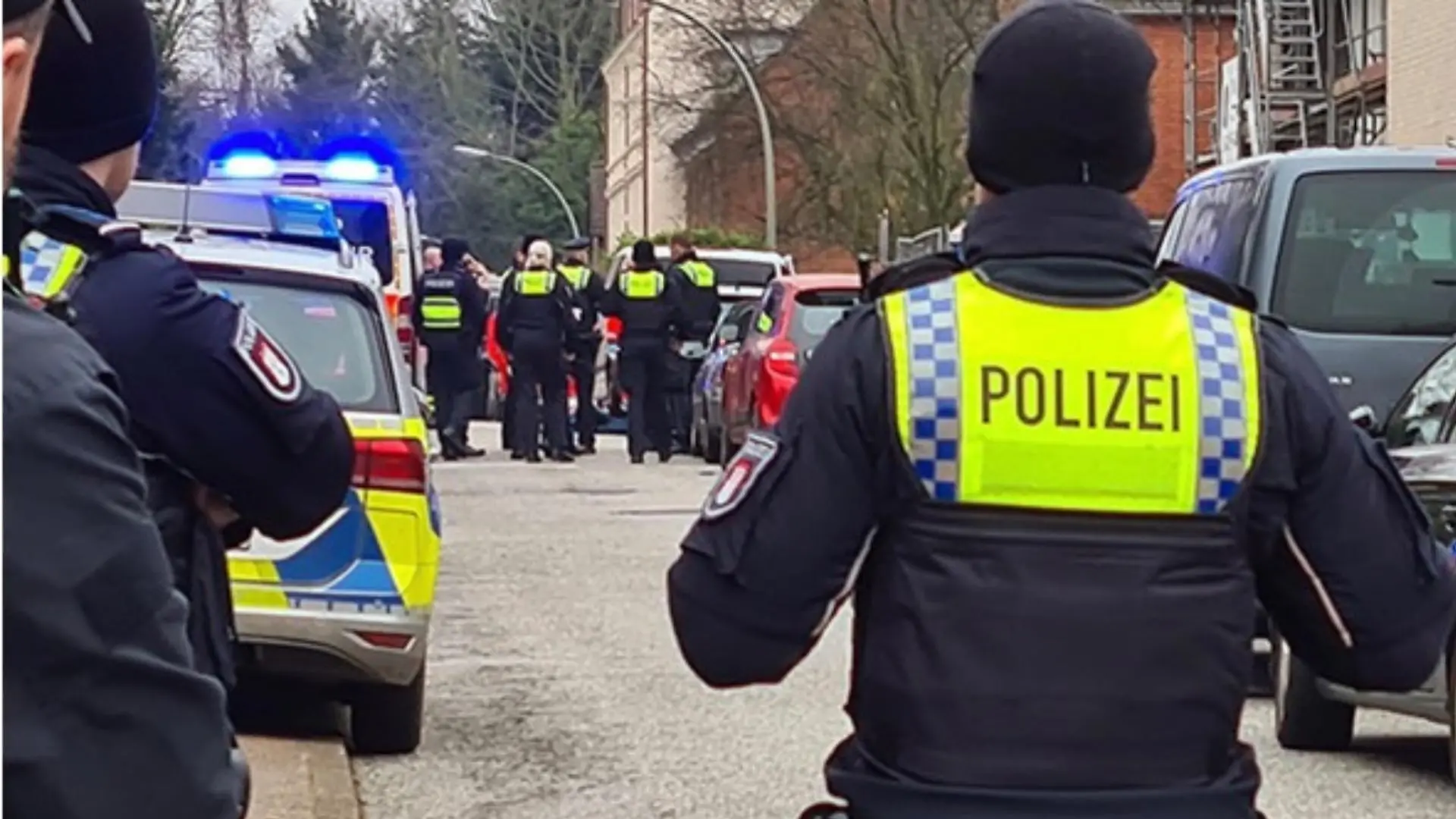 Die Polizei hat den Tatort in Hamburg-Billstedt weiträumig abgesperrt.