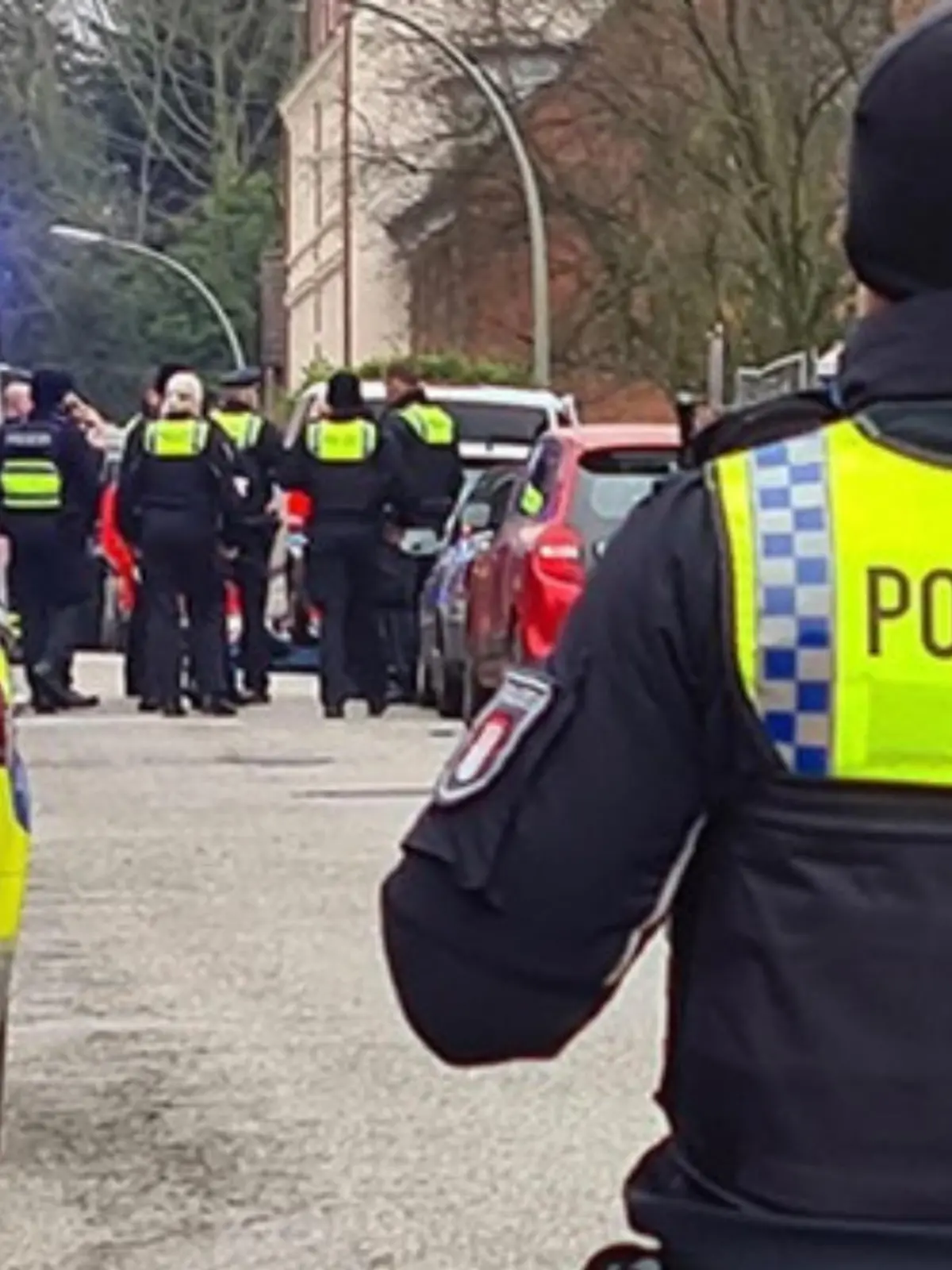 Die Polizei hat den Tatort in Hamburg-Billstedt weiträumig abgesperrt.