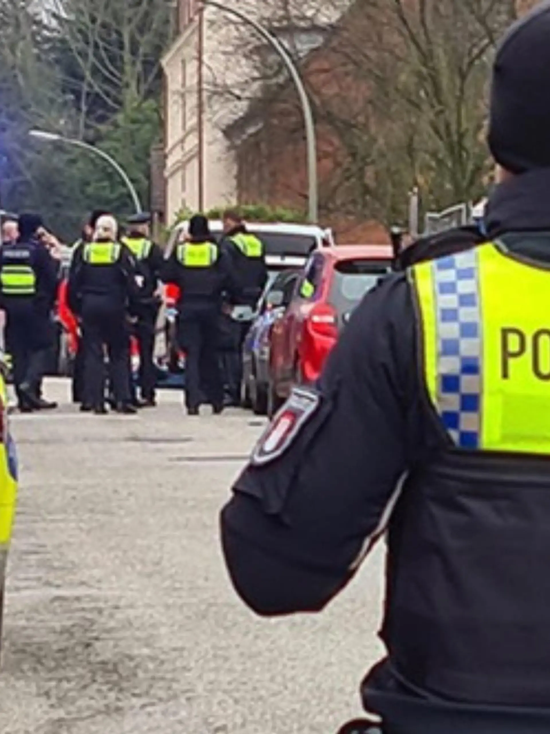 Die Polizei hat den Tatort in Hamburg-Billstedt weiträumig abgesperrt.