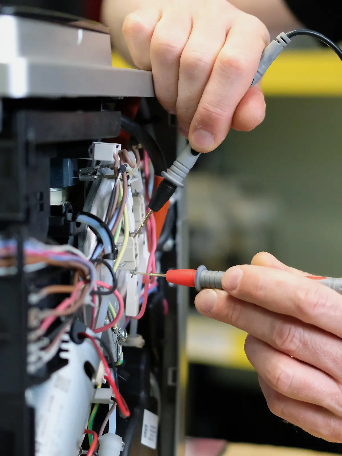 ARCHIV - 20.05.2022, Sachsen, Leipzig: An einem Kaffee-Vollautomaten in einer Reparaturwerkstatt werden elektronische Messgrößen ermittelt. Verbraucherinnen und Verbraucher sollen einer EU-Einigung zufolge ein sogenanntes Recht auf Reparatur bekommen. (zu dpa: «EU-Einigung: Recht auf Reparatur soll kommen») Foto: Sebastian Willnow/dpa +++ dpa-Bildfunk +++