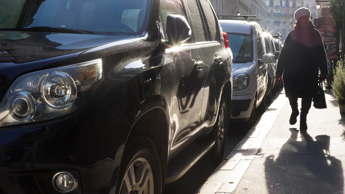 France, Paris, 2024-01-16. SUV parked on a Paris street. On 4 February, Paris City Council is organising a vote on the place of SUV in the capital. Photography by Eric Broncard/Hans Lucas France, Paris, 2024-01-16. SUV gare dans une rue parisienne. Le 4 fevrier, la mairie de Paris organise une votation sur la place des SUV dans la capitale. Photographie par Eric Broncard/Hans Lucas || Mindestpreis 10 Euro 