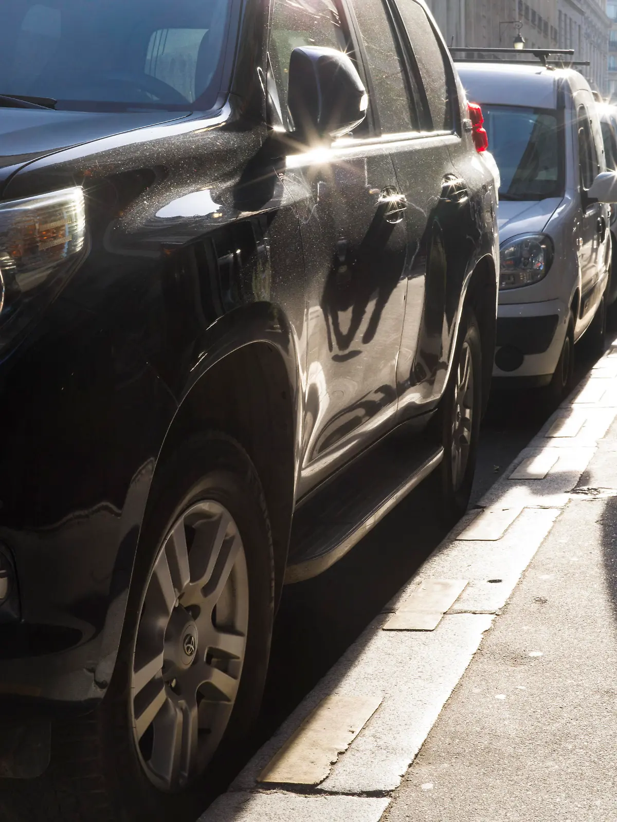 France, Paris, 2024-01-16. SUV parked on a Paris street. On 4 February, Paris City Council is organising a vote on the place of SUV in the capital. Photography by Eric Broncard/Hans Lucas France, Paris, 2024-01-16. SUV gare dans une rue parisienne. Le 4 fevrier, la mairie de Paris organise une votation sur la place des SUV dans la capitale. Photographie par Eric Broncard/Hans Lucas || Mindestpreis 10 Euro 