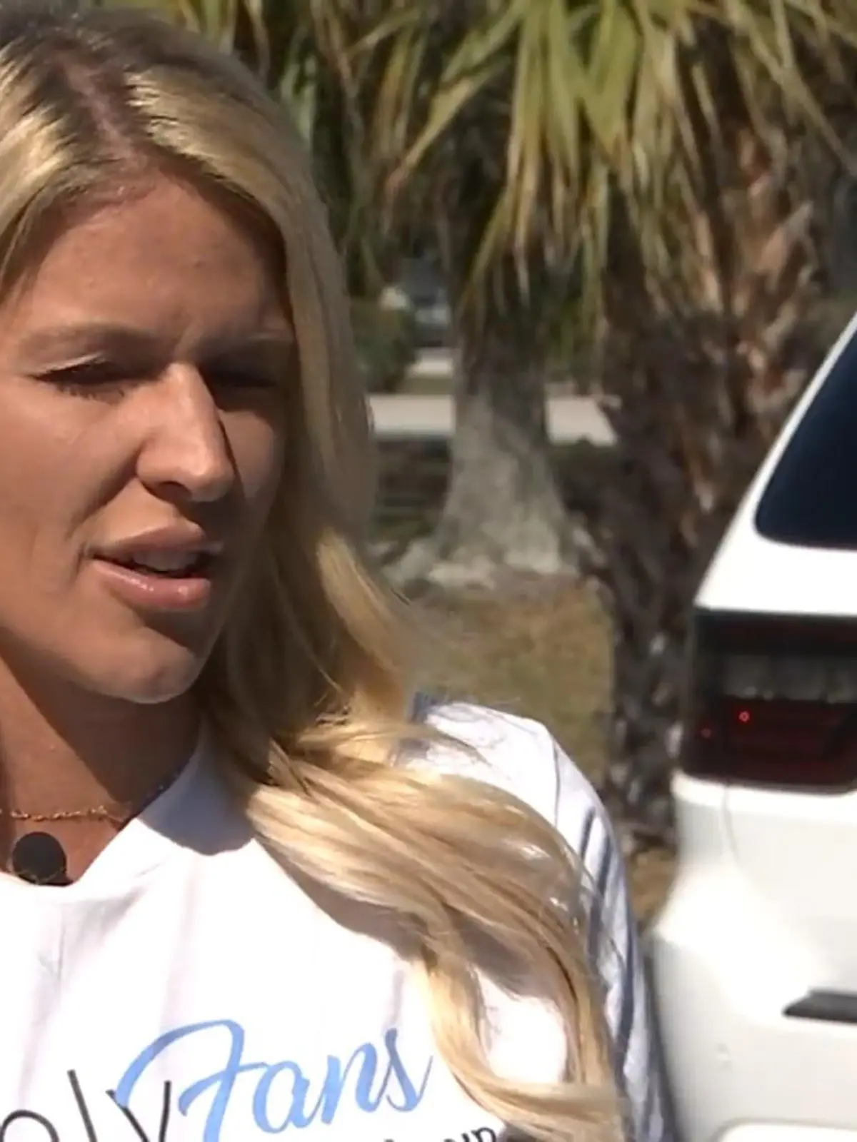 Michelle Cline aus Florida betreibt einen OnlyFans Account. Auf ihrem Auto macht sie dazu großflächig Werbung. Scheinbar gefällt das aber nicht jedem. Die Schulleitung ihrer Kinder möchte, dass sie mit dem Fahrzeug nicht mehr vor der Schule hält, um ihre Kinder abzusetzen. Sie soll dafür die andere Straßenseite benutzen.