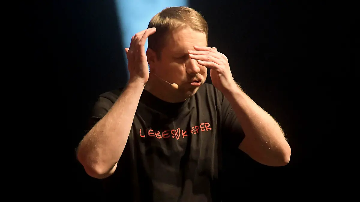 Oliver Pocher mit seiner Show 'Liebeskasper' live in der Swiss Life Hall. Hannover, 20.01.2024