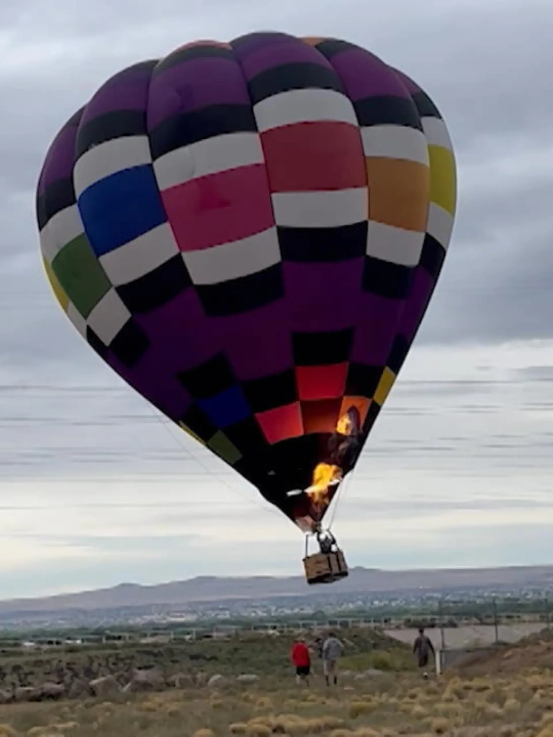 Normalerweise sollte ein Heißluftballon bei der Landung langsam Richtung Boden sinken und sanft aufsetzen. In diesem Video wackelt er heftig von Seite zu Seite und fängt sogar Feuer. Wir sind zwar keine Luftfahrt-Experten, das scheint aber nicht der normale Gang der Dinge zu sein!