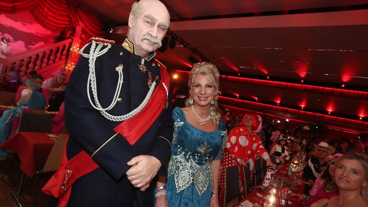 Bayerns Ministerpräsident Markus Söder (CSU) und Karin Baumüller-Söder feiern als Reichskanzler Otto von Bismarck und eine Dame aus der Zeit Bismarcks bei der Livesendung des Bayerischen Rundfunks \Fastnacht in Franken\ in den Mainfrankensälen.