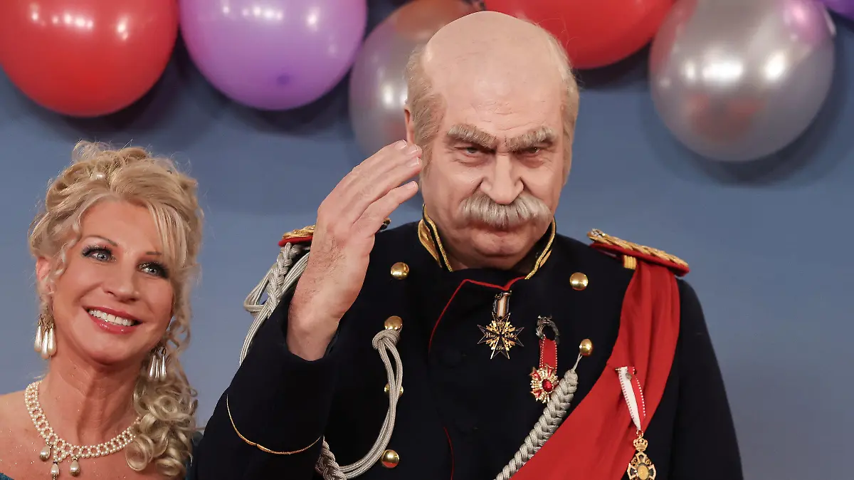02.02.2024, Bayern, Veitshöchheim: Bayerns Ministerpräsident Markus Söder (CSU) und Karin Baumüller-Söder kommen als Reichskanzler Otto von Bismarck und eine Dame aus der Zeit Bismarcks zur Livesendung des Bayerischen Rundfunks "Fastnacht in Franken" in den Mainfrankensälen. Bei der Prunksitzung des Fastnachtverbandes Franken müssen traditionell Politiker Spott und Narretei ertragen. Foto: Karl-Josef Hildenbrand/dpa +++ dpa-Bildfunk +++