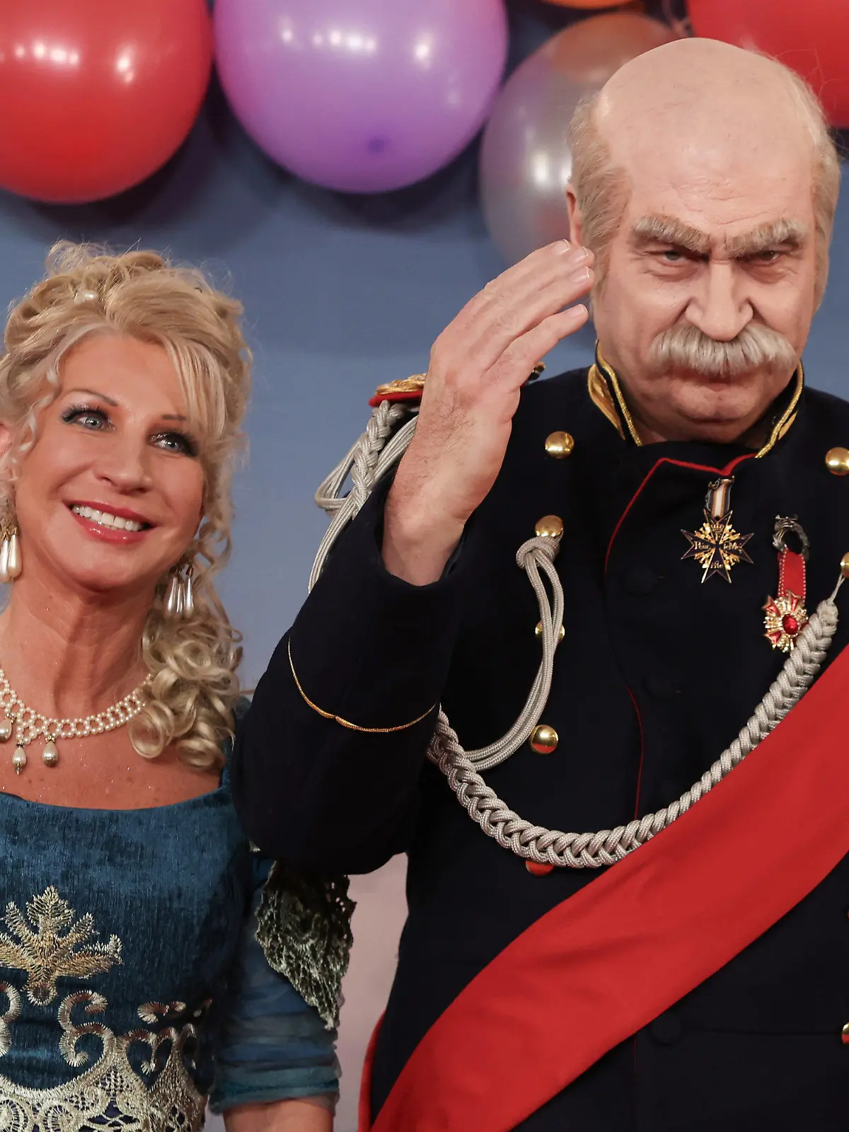 02.02.2024, Bayern, Veitshöchheim: Bayerns Ministerpräsident Markus Söder (CSU) und Karin Baumüller-Söder kommen als Reichskanzler Otto von Bismarck und eine Dame aus der Zeit Bismarcks zur Livesendung des Bayerischen Rundfunks "Fastnacht in Franken" in den Mainfrankensälen. Bei der Prunksitzung des Fastnachtverbandes Franken müssen traditionell Politiker Spott und Narretei ertragen. Foto: Karl-Josef Hildenbrand/dpa +++ dpa-Bildfunk +++