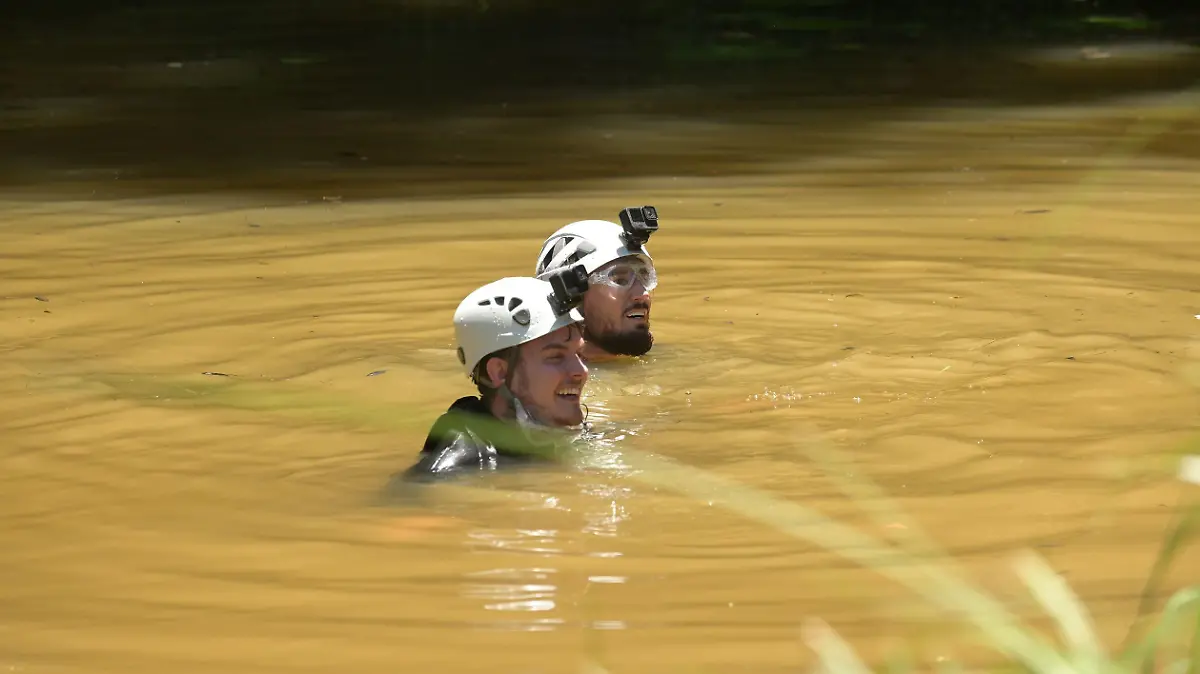 ACHTUNG: SPERRFRIST FÜR ALLE MEDIEN BIS ZUM SHOWENDE, FREITAG, 02. FEBRUAR 2024, 24:00 UHR !!! Tag 15: Dschungelprüfung "Mauerfail". Twenty4Tim (l.) und Mike Heiter sind ins Wasser gefallen.+++ Die Verwendung des sendungsbezogenen Materials ist nur mit dem Hinweis und Verlinkung auf RTL+ gestattet. +++