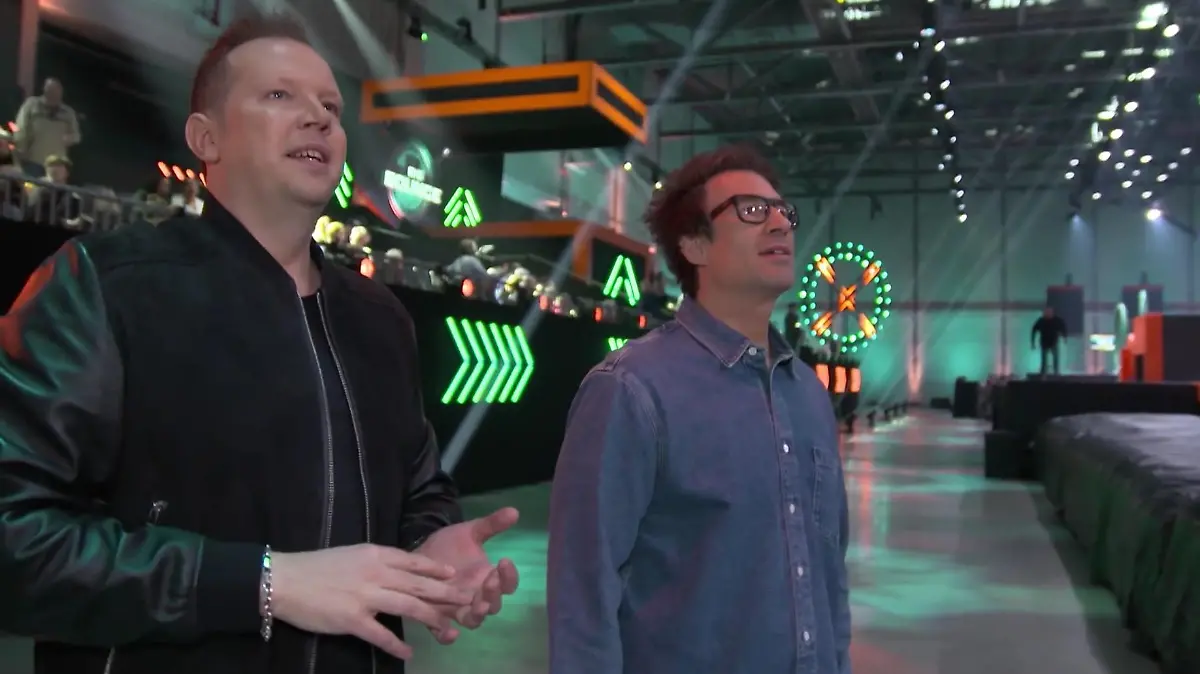 Die "Big Bounce"-Moderatoren Wolff-Christoph Fuss und Daniel Hartwich haben die ganze Zeit ein Auge auf RTL-Reporter Jan Heikrodt.