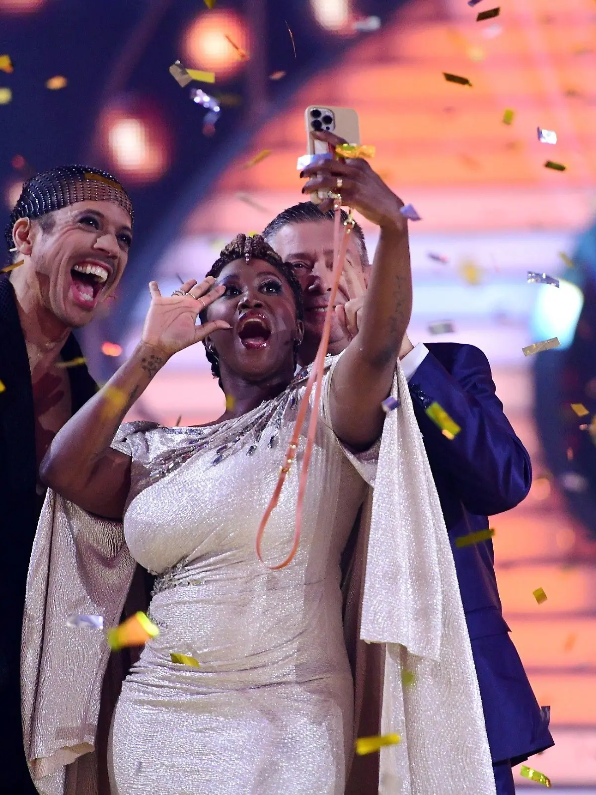 Die Jury: Jorge González (l.), Motsi Mabuse und Joachim Llambi.

Die Verwendung des sendungsbezogenen Materials ist nur mit dem Hinweis und Verlinkung auf RTL+ gestattet.