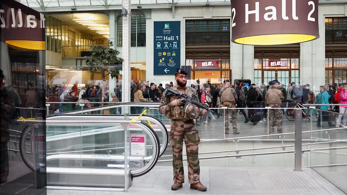 French police officers secure the area after a man with a knife wounded several people at the Gare de Lyon rail station in Paris, France, February 3, 2024. REUTERS/Gonzalo Fuentes