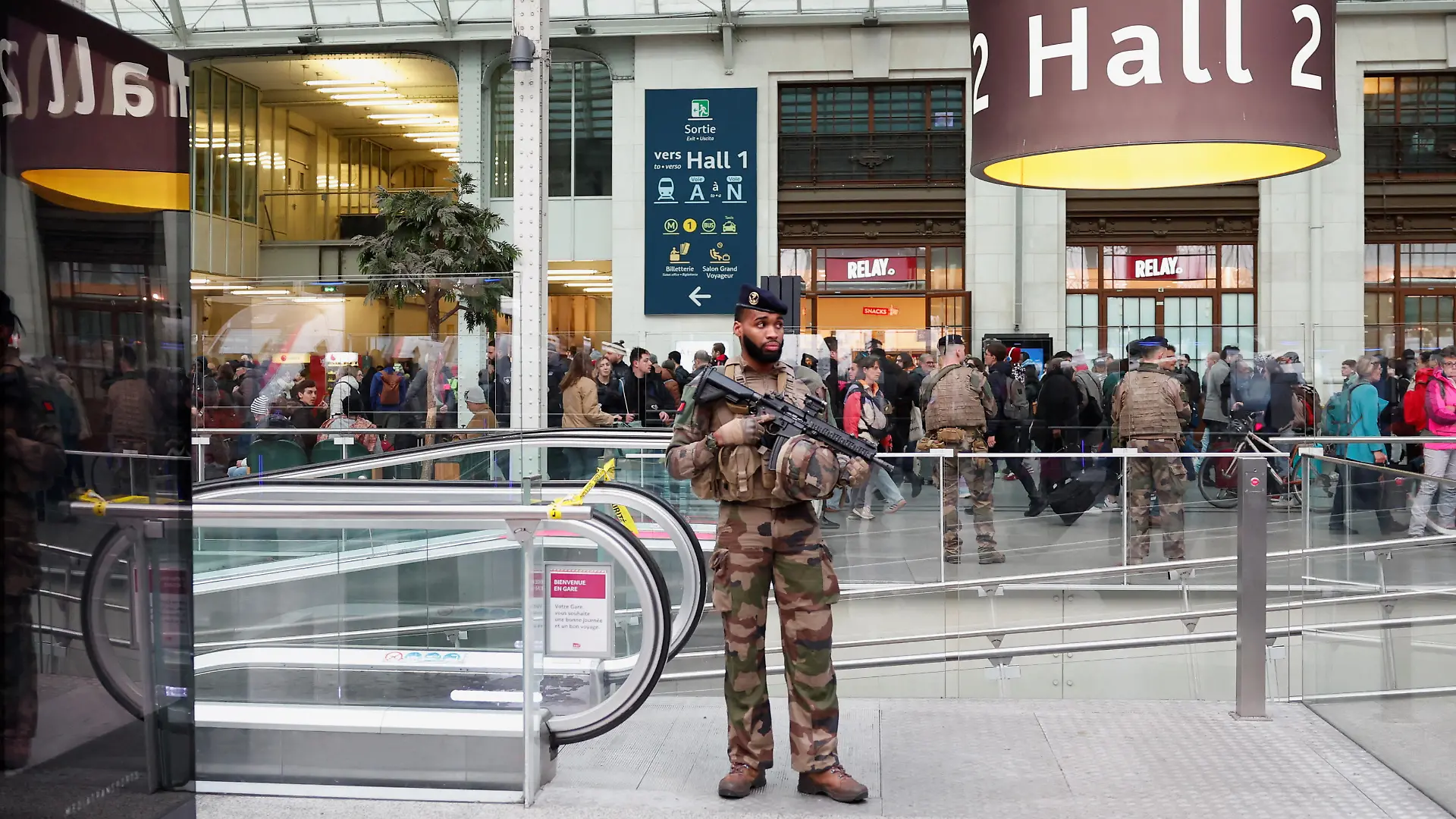 French police officers secure the area after a man with a knife wounded several people at the Gare de Lyon rail station in Paris, France, February 3, 2024. REUTERS/Gonzalo Fuentes