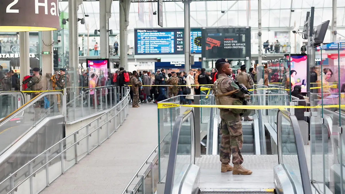 French soldiers secure the area after a man with a knife wounded several people at the Gare de Lyon rail station in Paris, France, February 3, 2024. REUTERS/Gonzalo Fuentes
