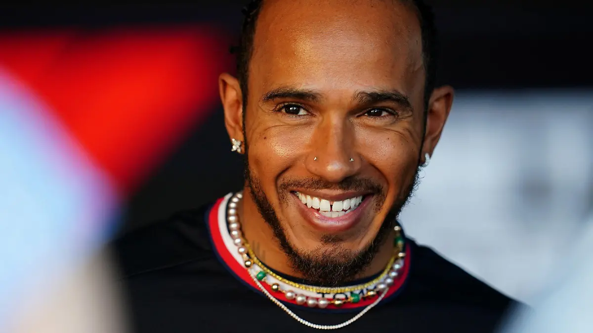 ARCHIV - 02.03.2023, Bahrain, Sakhir: Der britische Formel-1-Pilot Lewis Hamilton vom Mercedes-AMG Petronas Formula One Team reagiert während des Preview Day vor dem Großen Preis von Bahrain auf dem Bahrain International Circuit. (zu dpa «Formel-1-Pilot Hamilton wechselt 2025 sensationell zu Ferrari») Foto: David Davies/PA Wire/dpa +++ dpa-Bildfunk +++