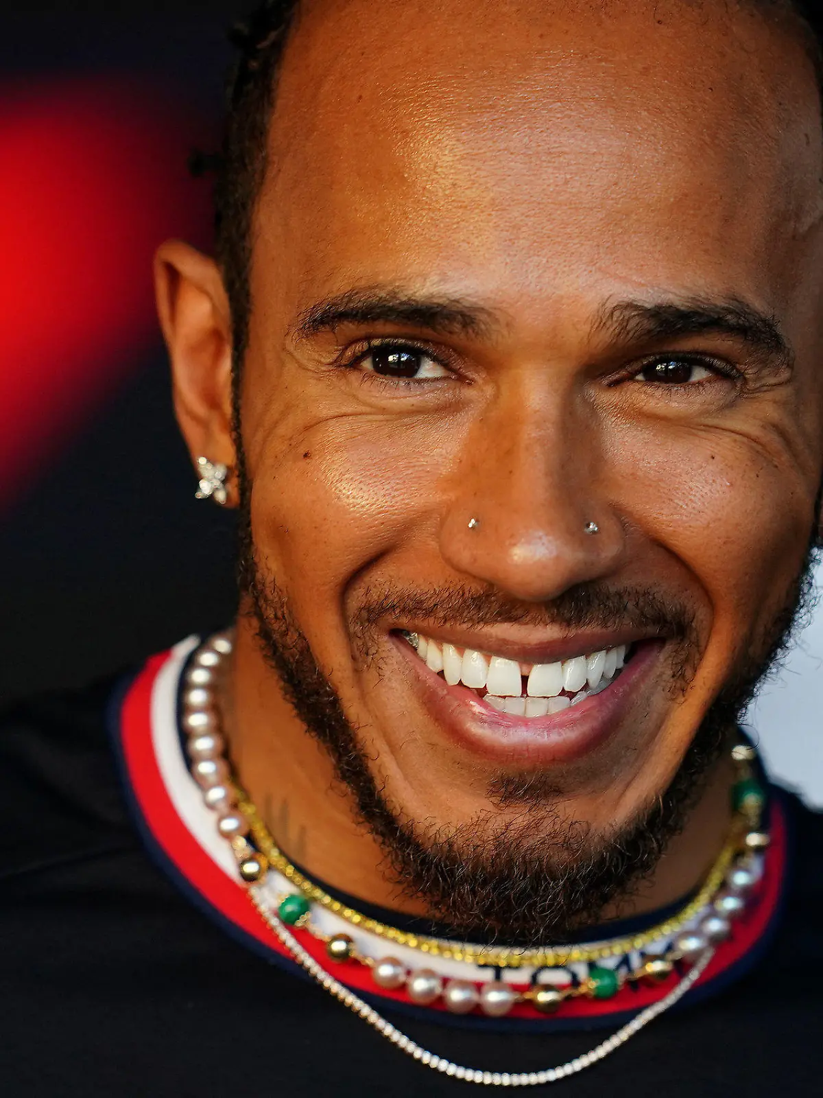 ARCHIV - 02.03.2023, Bahrain, Sakhir: Der britische Formel-1-Pilot Lewis Hamilton vom Mercedes-AMG Petronas Formula One Team reagiert während des Preview Day vor dem Großen Preis von Bahrain auf dem Bahrain International Circuit. (zu dpa «Formel-1-Pilot Hamilton wechselt 2025 sensationell zu Ferrari») Foto: David Davies/PA Wire/dpa +++ dpa-Bildfunk +++