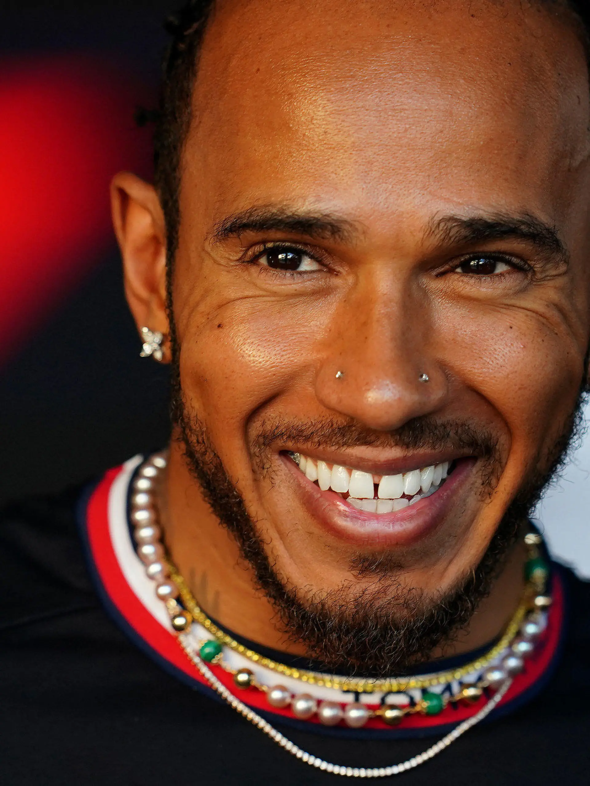 ARCHIV - 02.03.2023, Bahrain, Sakhir: Der britische Formel-1-Pilot Lewis Hamilton vom Mercedes-AMG Petronas Formula One Team reagiert während des Preview Day vor dem Großen Preis von Bahrain auf dem Bahrain International Circuit. (zu dpa «Formel-1-Pilot Hamilton wechselt 2025 sensationell zu Ferrari») Foto: David Davies/PA Wire/dpa +++ dpa-Bildfunk +++