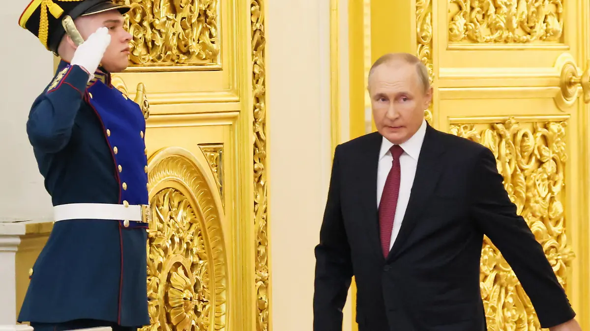 MOSCOW, RUSSIA - SEPTEMBER 30, 2022: Russia's President Vladimir Putin (R) enters the hall in the Grand Kremlin Palace for a signing ceremony for treaties on the accession of the Donetsk People's Republic, the Lugansk People's Republic, and the Kherson Region and Zaporizhzhia (Zaporozhye) Region of Ukraine to Russia. Referendums for joining Russia were held in the Lugansk People's Republic, the Donetsk People's Republic and the Kherson Region and Zaporizhzhia Region of Ukraine from 23 to 27 September 2022. With 100 percent of ballots counted, the majority of the voters have supported accession to Russia. In all the four territories, the vote has been declared valid. Mikhail Metzel/TASS / action press