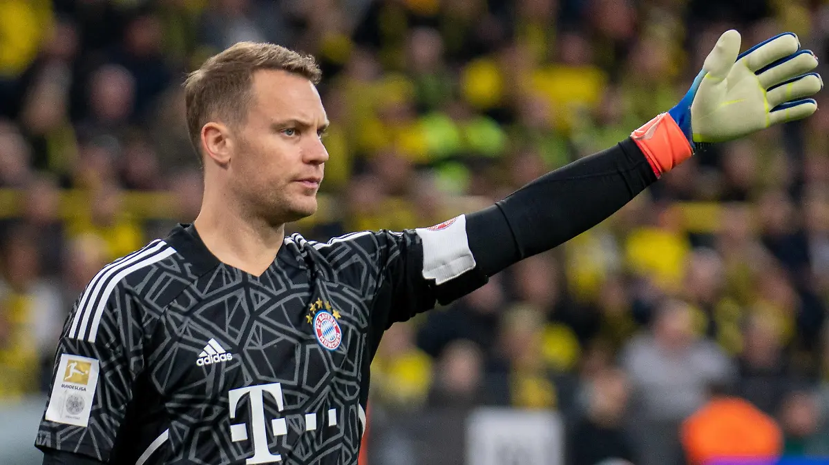 October 8, 2022, Dortmund, North Rhine-Westphalia, Germany: FC Bayern Munich goalkeeper and captain MANUEL NEUER 1 raises his arm in the Borussia Dortmund vs. FC Bayern Munich match in the Signal Iduna Park in Dortmund, Germany on October 8, 2022. Dortmund Germany - ZUMAd168 20221008_zsp_d168_052 Copyright: xKaixDambachx