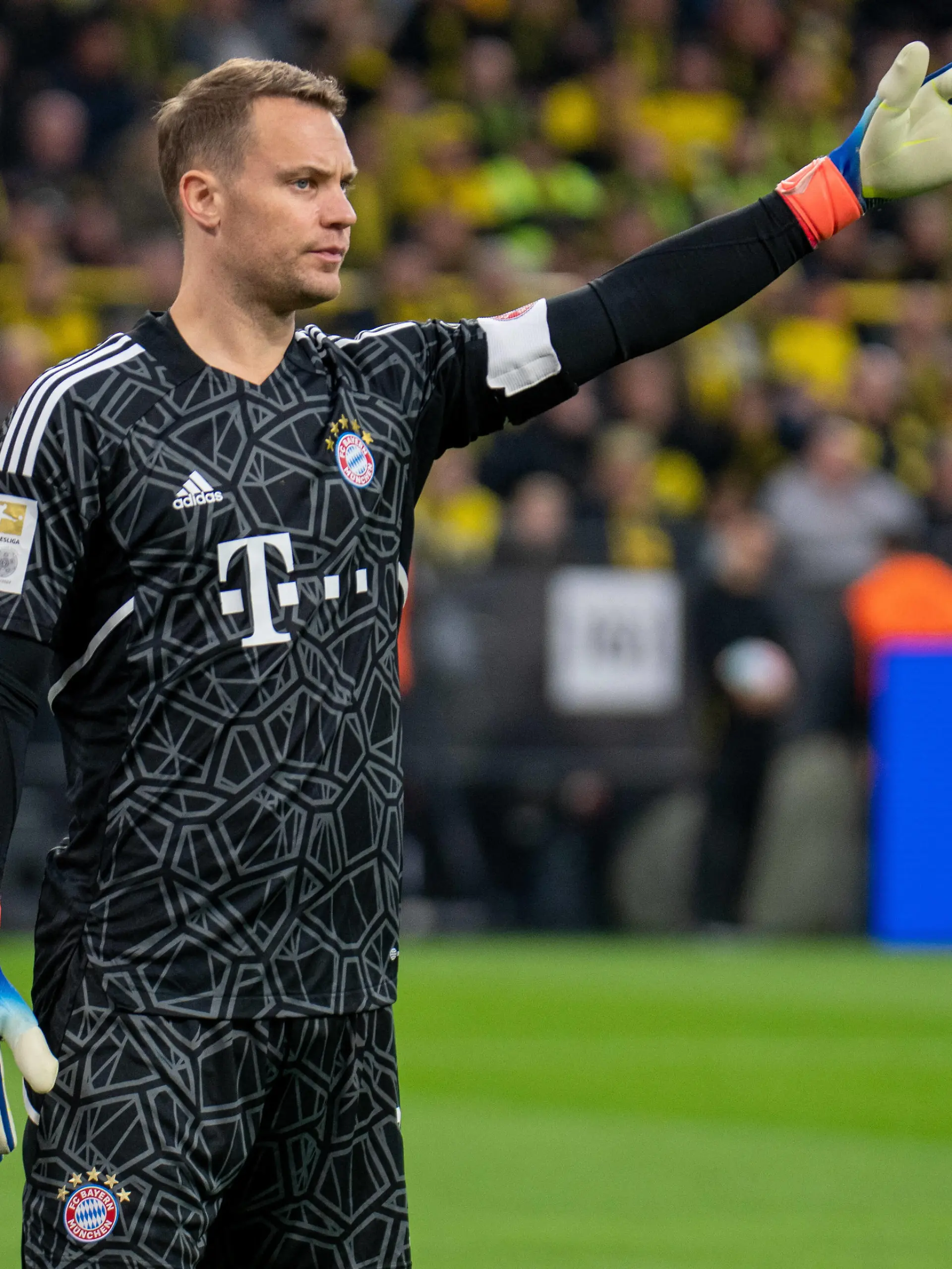  October 8, 2022, Dortmund, North Rhine-Westphalia, Germany: FC Bayern Munich goalkeeper and captain MANUEL NEUER 1 raises his arm in the Borussia Dortmund vs. FC Bayern Munich match in the Signal Iduna Park in Dortmund, Germany on October 8, 2022. Dortmund Germany - ZUMAd168 20221008_zsp_d168_052 Copyright: xKaixDambachx