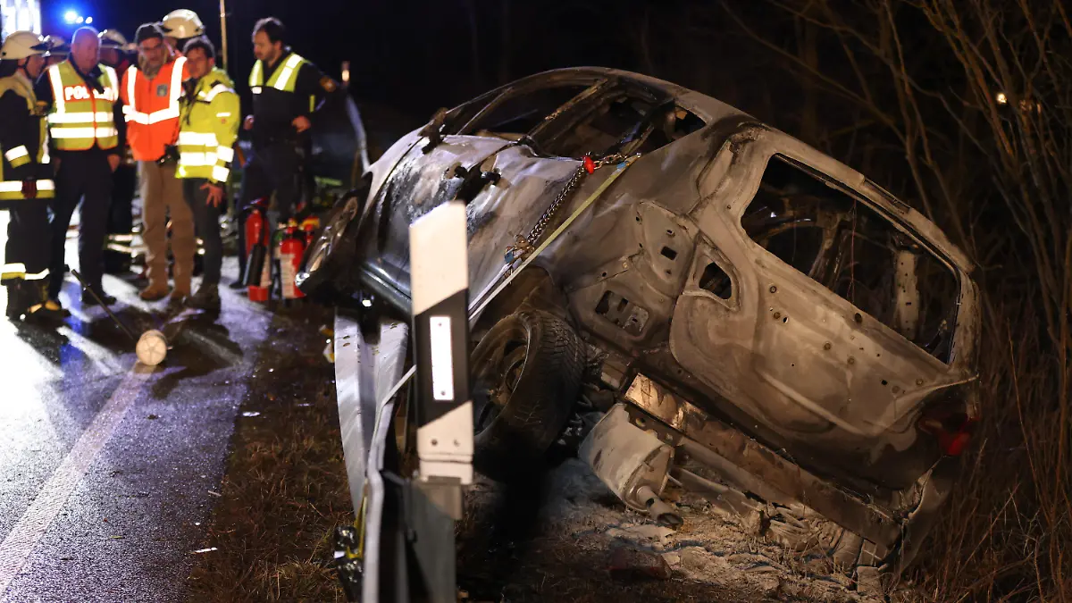 02.02.2024, Bayern, Burgheim: Ein Autowrack steht an der Unfallstelle. Bei einem Frontalzusammenstoß auf der Bundesstraße 16 im Landkreis Neuburg-Schrobenhausen ist ein Mensch im Auto verbrannt. Die 18-jährige Fahrerin des anderen Unfallwagens aus Donauwörth wurde mit schweren Verletzungen in eine Klinik gebracht, wie die Polizei mitteilte. Bei ihr bestehe keine Lebensgefahr. (Usage only in Germany Foto: Goppelt/vifogra/dpa +++ dpa-Bildfunk +++