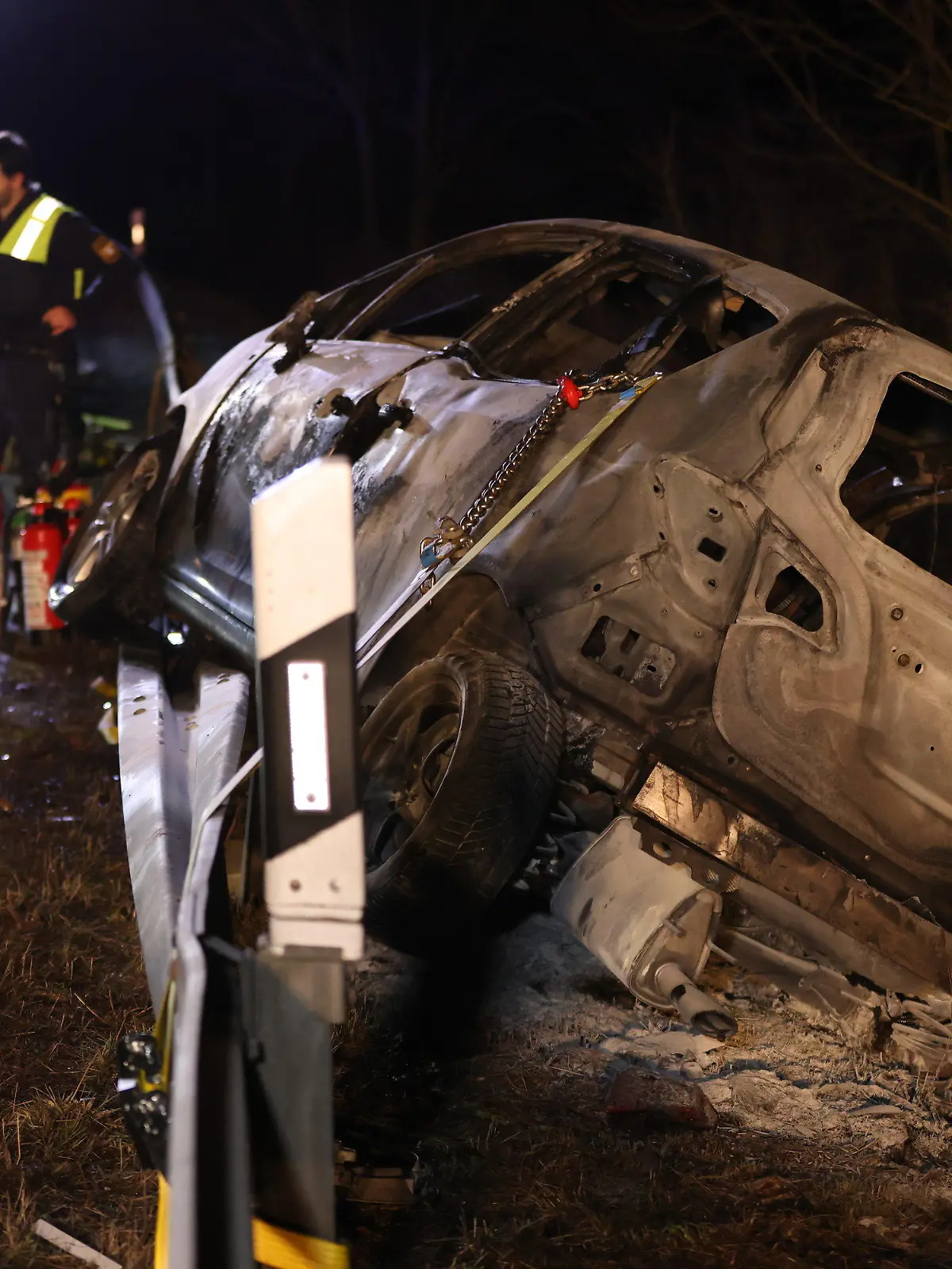 02.02.2024, Bayern, Burgheim: Ein Autowrack steht an der Unfallstelle. Bei einem Frontalzusammenstoß auf der Bundesstraße 16 im Landkreis Neuburg-Schrobenhausen ist ein Mensch im Auto verbrannt. Die 18-jährige Fahrerin des anderen Unfallwagens aus Donauwörth wurde mit schweren Verletzungen in eine Klinik gebracht, wie die Polizei mitteilte. Bei ihr bestehe keine Lebensgefahr. (Usage only in Germany Foto: Goppelt/vifogra/dpa +++ dpa-Bildfunk +++