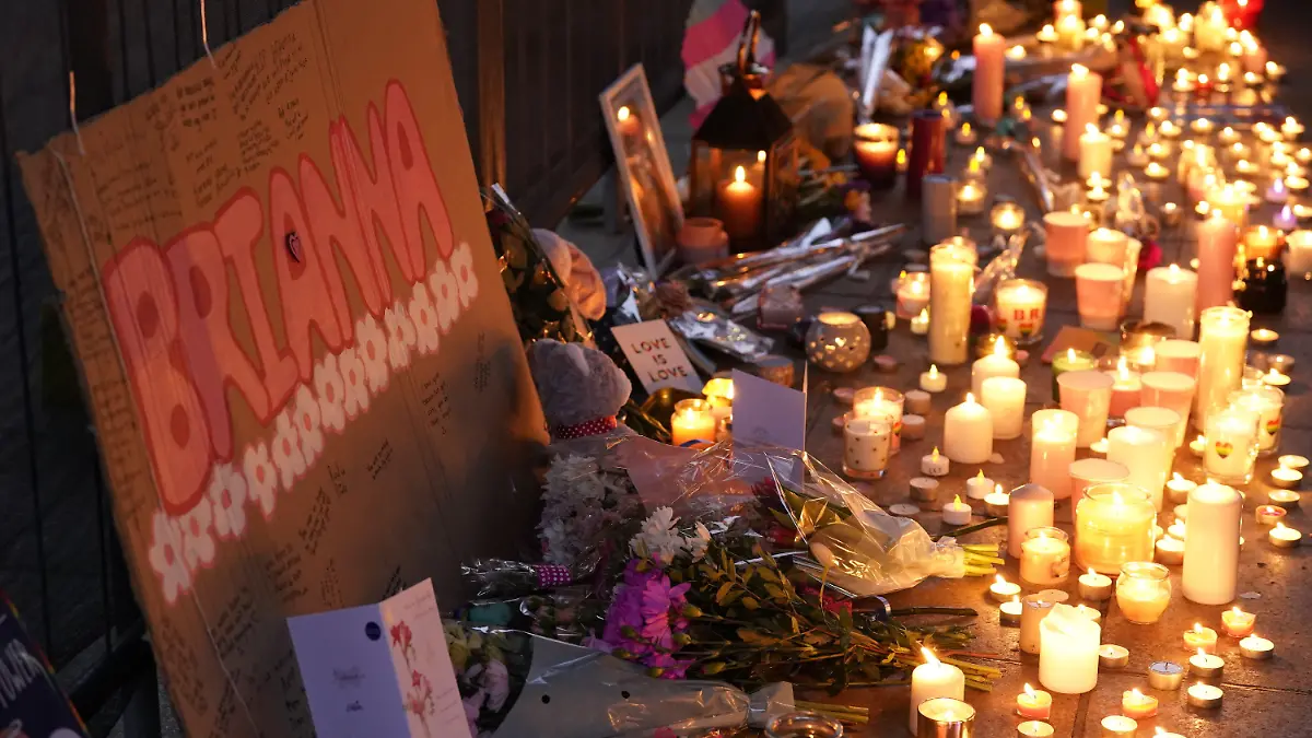 ARCHIV - 18.02.2023, Großbritannien, Warrington: Blumen und Kerzen liegen während einer Mahnwache am Old Market Place zum Gedenken an die transsexuelle Jugendliche Brianna Ghey. Die 16-Jährige war am vergangenen Wochenende erstochen worden. Zwei Jugendliche - ein Mädchen und ein Junge im Alter von je 15 Jahren - sind wegen Mordes angeklagt. Die Polizei geht bislang nicht von Hasskriminalität im Zusammenhang mit ihrer Geschlechtsidentität aus. (zu dpa: «Lebenslange Haft für Mord an Transgender-Teenager in Großbritannien») Foto: Danny Lawson/PA Wire/dpa +++ dpa-Bildfunk +++