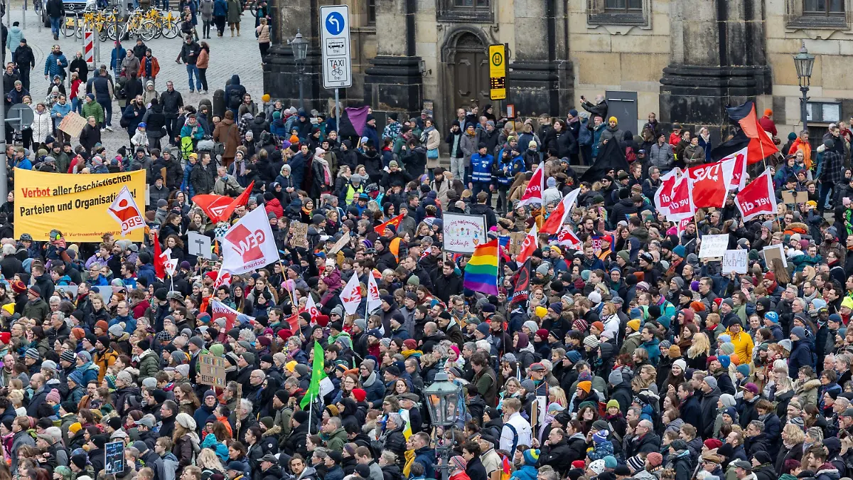 03.02.2024, Sachsen, Dresden: Blick von dem Balkon der Semperoper auf die Großdemonstration des Dresdner Aktionsbündnisses ·Wir sind die Brandmauer Dresden· auf dem Theaterplatz der sächsischen Landeshauptstadt durch Aufruf von zahlreichen Organisationen der Dresdner Stadt- und Zivilgesellschaft, Kirchen, Gewerkschaften, Wohlfahrtsverbänden sowie Stiftungen und Vereinen. (zu dpa: «Tausende bei Kundgebung für Demokratie und gegen rechts in Dresden») Foto: Daniel Schäfer/dpa +++ dpa-Bildfunk +++