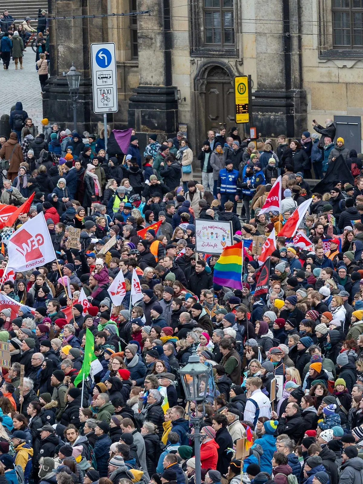03.02.2024, Sachsen, Dresden: Blick von dem Balkon der Semperoper auf die Großdemonstration des Dresdner Aktionsbündnisses ·Wir sind die Brandmauer Dresden· auf dem Theaterplatz der sächsischen Landeshauptstadt durch Aufruf von zahlreichen Organisationen der Dresdner Stadt- und Zivilgesellschaft, Kirchen, Gewerkschaften, Wohlfahrtsverbänden sowie Stiftungen und Vereinen. (zu dpa: «Tausende bei Kundgebung für Demokratie und gegen rechts in Dresden») Foto: Daniel Schäfer/dpa +++ dpa-Bildfunk +++