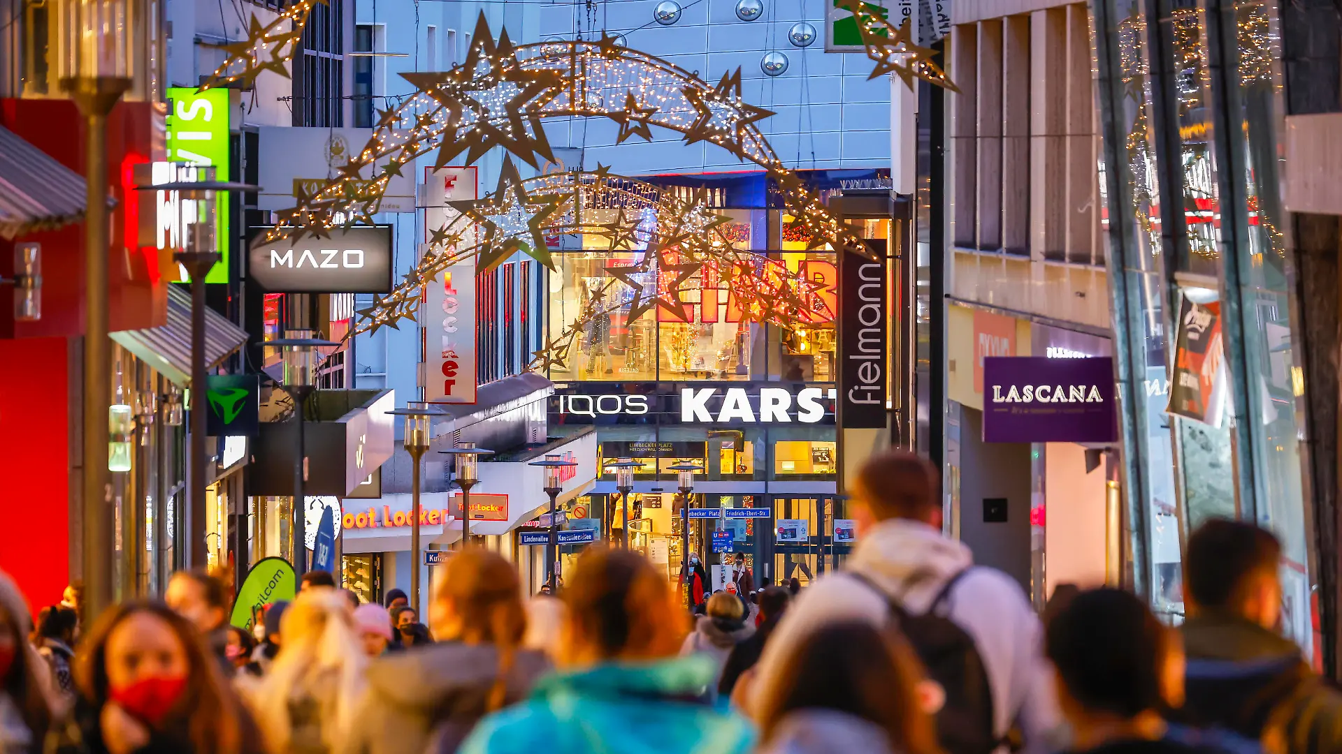 Essen, Ruhrgebiet, Nordrhein-Westfalen, Deutschland - Essener Innenstadt in Zeiten der Coronakrise beim zweiten Teil Lockdown, viele Passanten mit und ohne Schutzmasken beim Weihnachtseinkauf auf der weihnachtlich geschmückten Limbecker Strasse, hinten das Einkaufszentrum Limbecker Platz, in der Essener Fussgängerzone gibt es nur eine Empfehlung Maske zu tragen. Essen Nordrhein-Westfalen Deutschland *** Essen, Ruhr area, North Rhine-Westphalia, Germany Essen city centre in times of the corona crisis at the second part lockdown, many passers-by with and without protective masks while Christmas shopping on the Christmassy decorated Limbecker Strasse, in the back the shopping centre Limbecker Platz, in the pedestrian zone of Essen there is on
