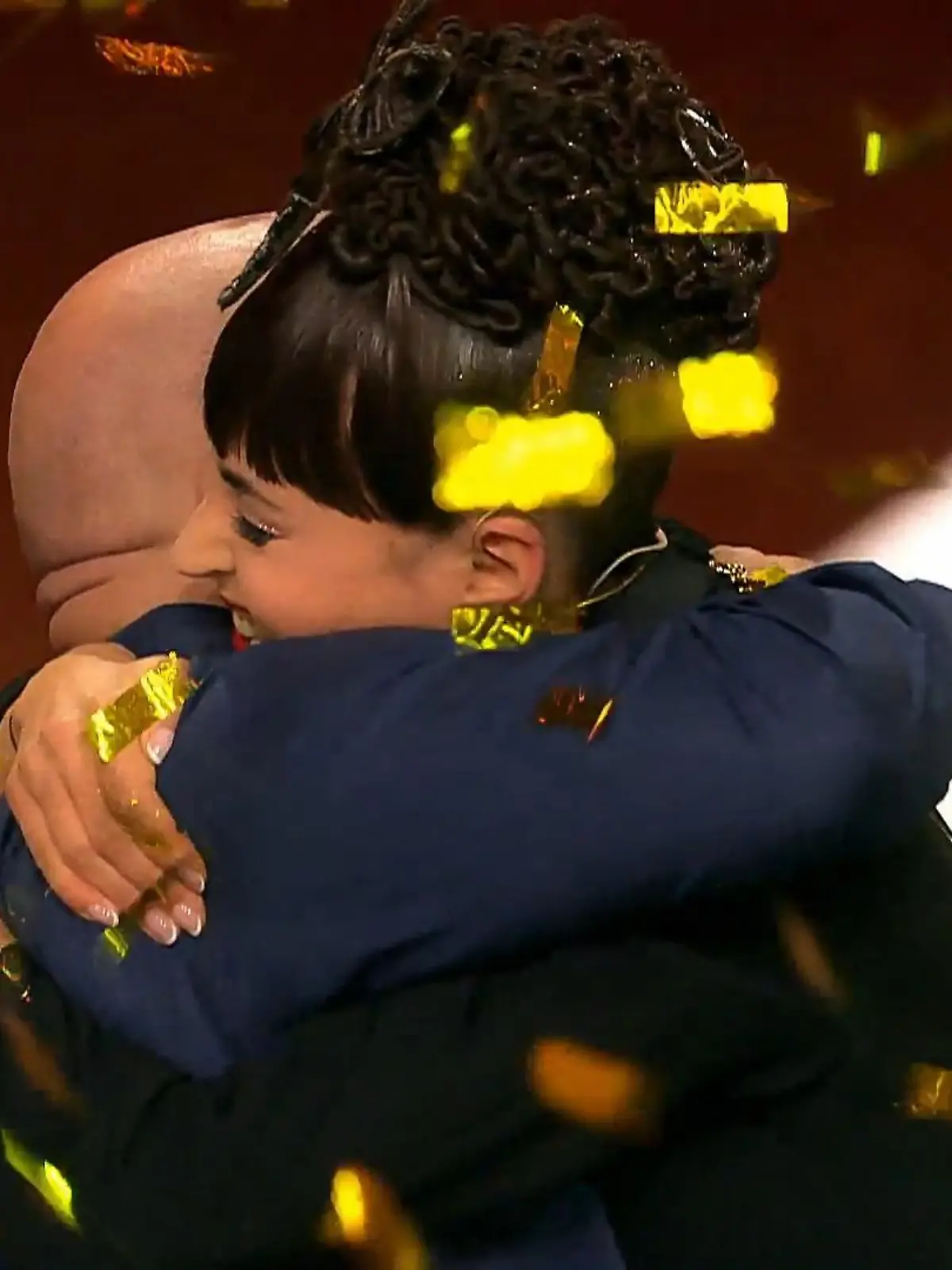 Dieter war erst skeptisch, ob Opernsänger Maximilian aus Wien die Töne treffen wird. Jetzt steht er im Finale von „Das Supertalent“, denn Ekat hat den goldenen Buzzer gedrückt. „Die Nummer hat mich mitgenommen. Das lag wahrscheinlich auch an der Geschichte, die dahintersteckt“ Maximilian wurde nämlich als Frau geboren und erzählt jetzt im Video seine bewegende Geschichte.