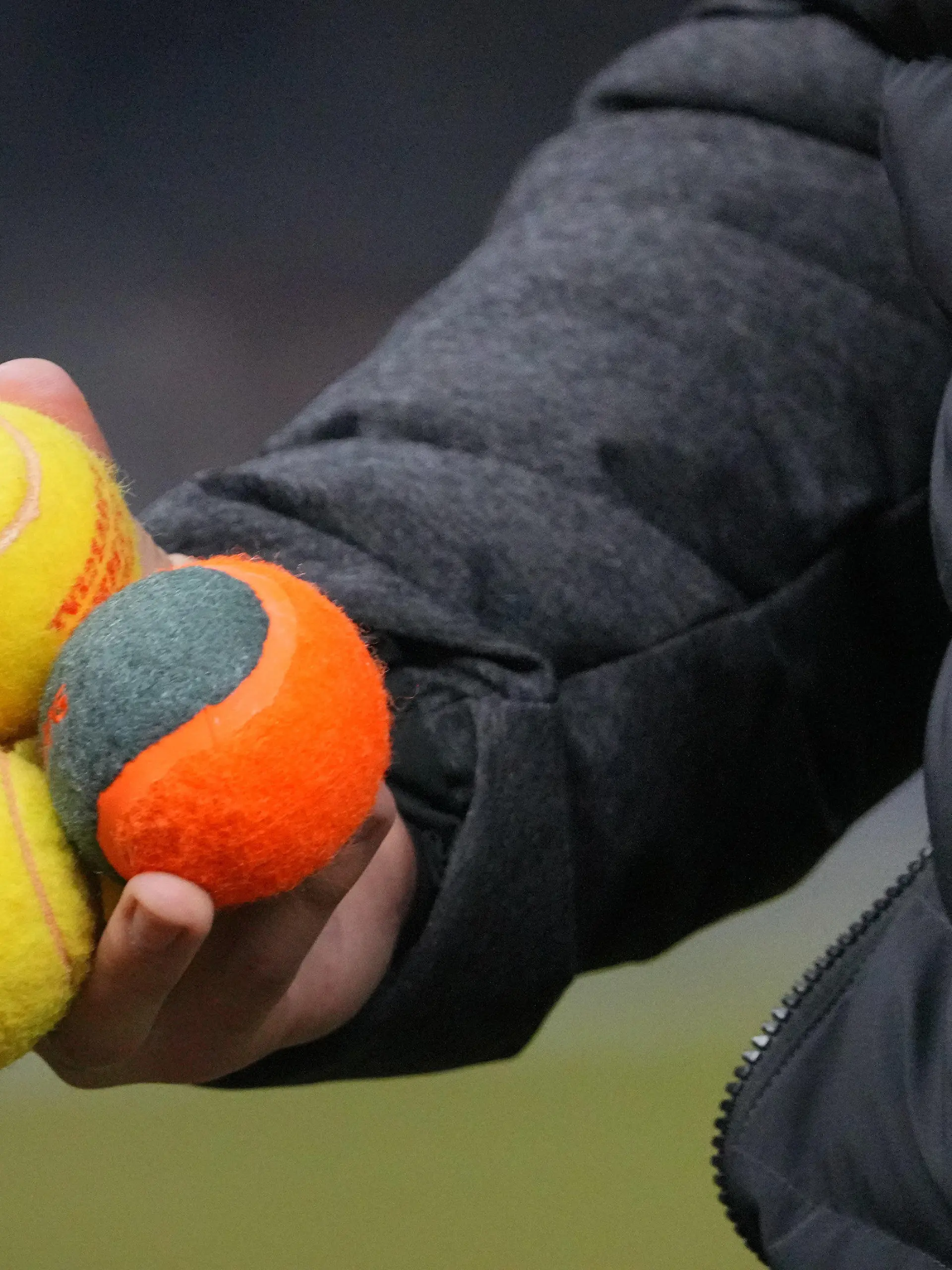 03.02.2024, Berlin: Fußball: 2. Bundesliga, Hertha BSC - Hamburger SV, 20. Spieltag, Olympiastadion. Ein Ordner hat drei Tennisbälle aufgesammelt, die von Hertha-Fans aufs Spielfeld geworfen worden waren. Foto: Soeren Stache/dpa - WICHTIGER HINWEIS: Gemäß den Vorgaben der DFL Deutsche Fußball Liga bzw. des DFB Deutscher Fußball-Bund ist es untersagt, in dem Stadion und/oder vom Spiel angefertigte Fotoaufnahmen in Form von Sequenzbildern und/oder videoähnlichen Fotostrecken zu verwerten bzw. verwerten zu lassen. +++ dpa-Bildfunk +++