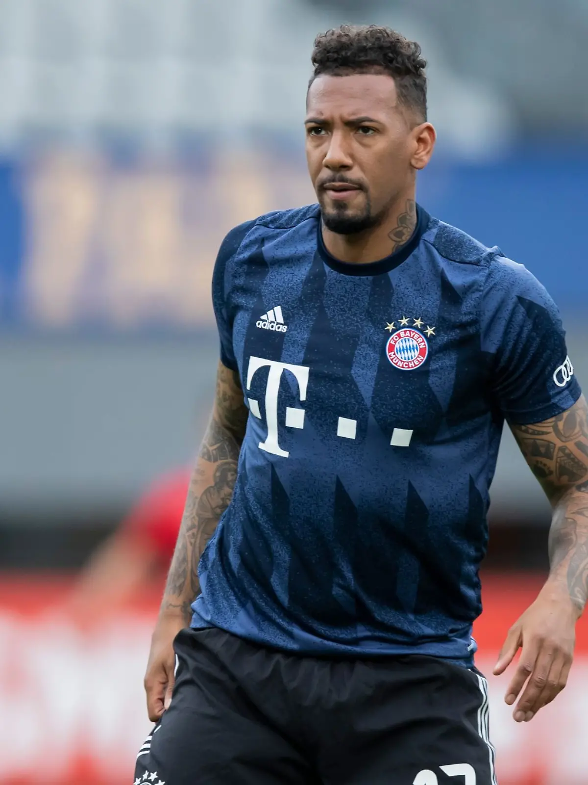 Der ehemalige Bayern-Profi Jérôme Boateng vor einem Spiel des FC Bayern München gegen den SC Freiburg.
